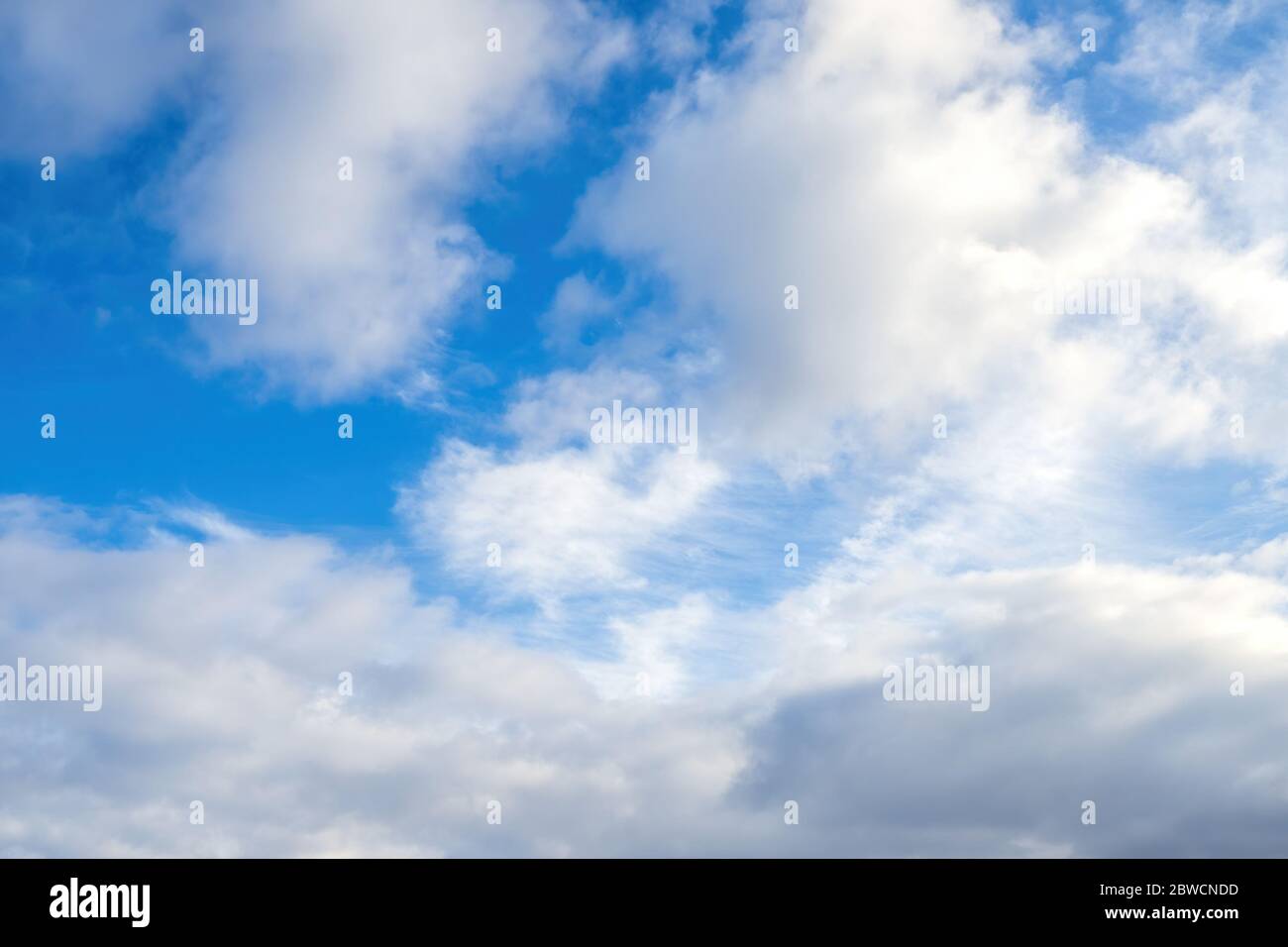 Cumulus et cirrocumulus nuages sur ciel bleu, fond de nature Banque D'Images