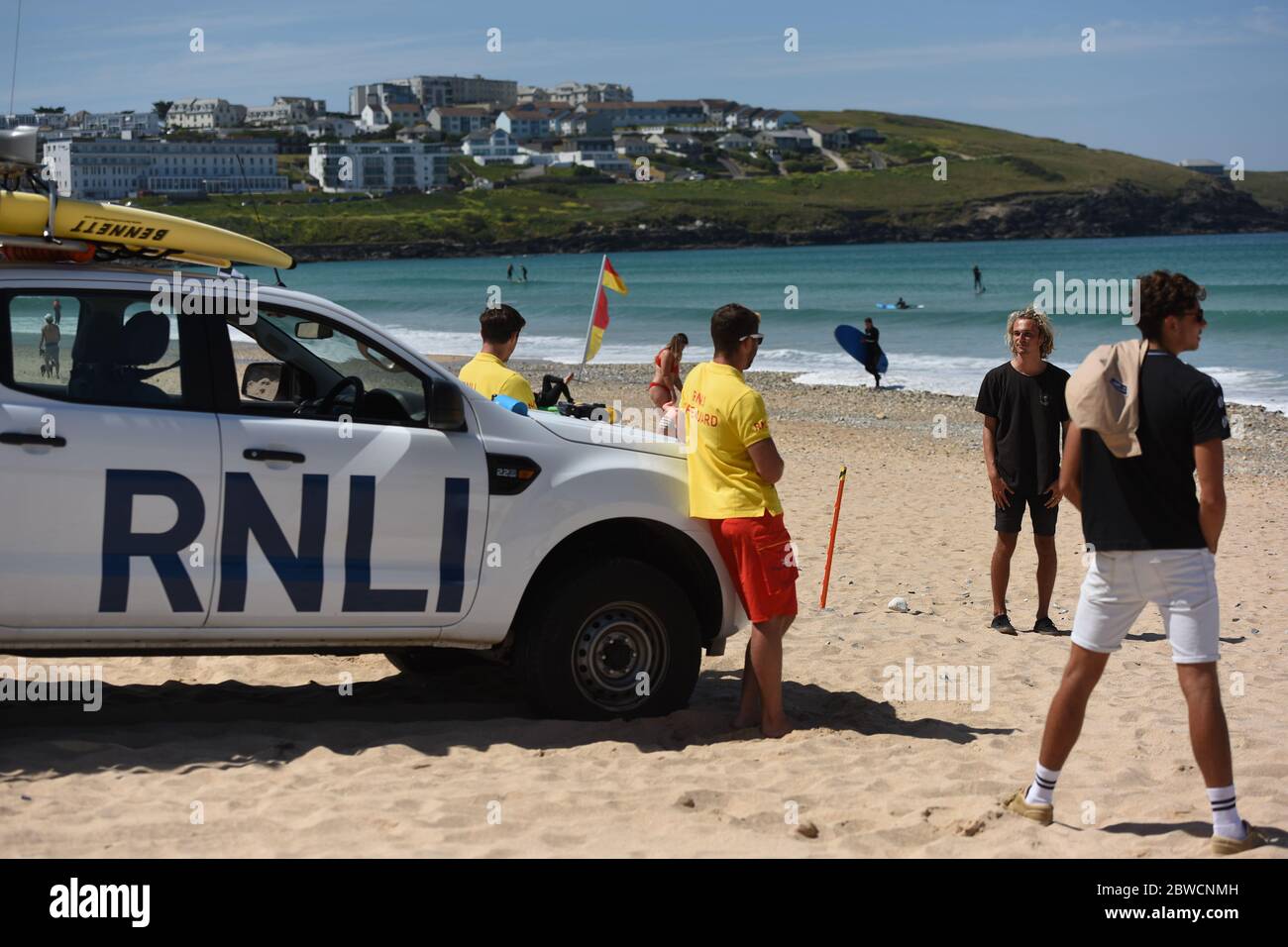 Newquay Fistral Beach Cornwall. - Retour des sauveteurs 2020 après le verrouillage covid, les sauveteurs sont retournés à un petit nombre de plages sur la côte nord de Cornouailles - photographié ici portant des EPI et des masques appropriés pour se conformer au message Covid safe. Banque D'Images