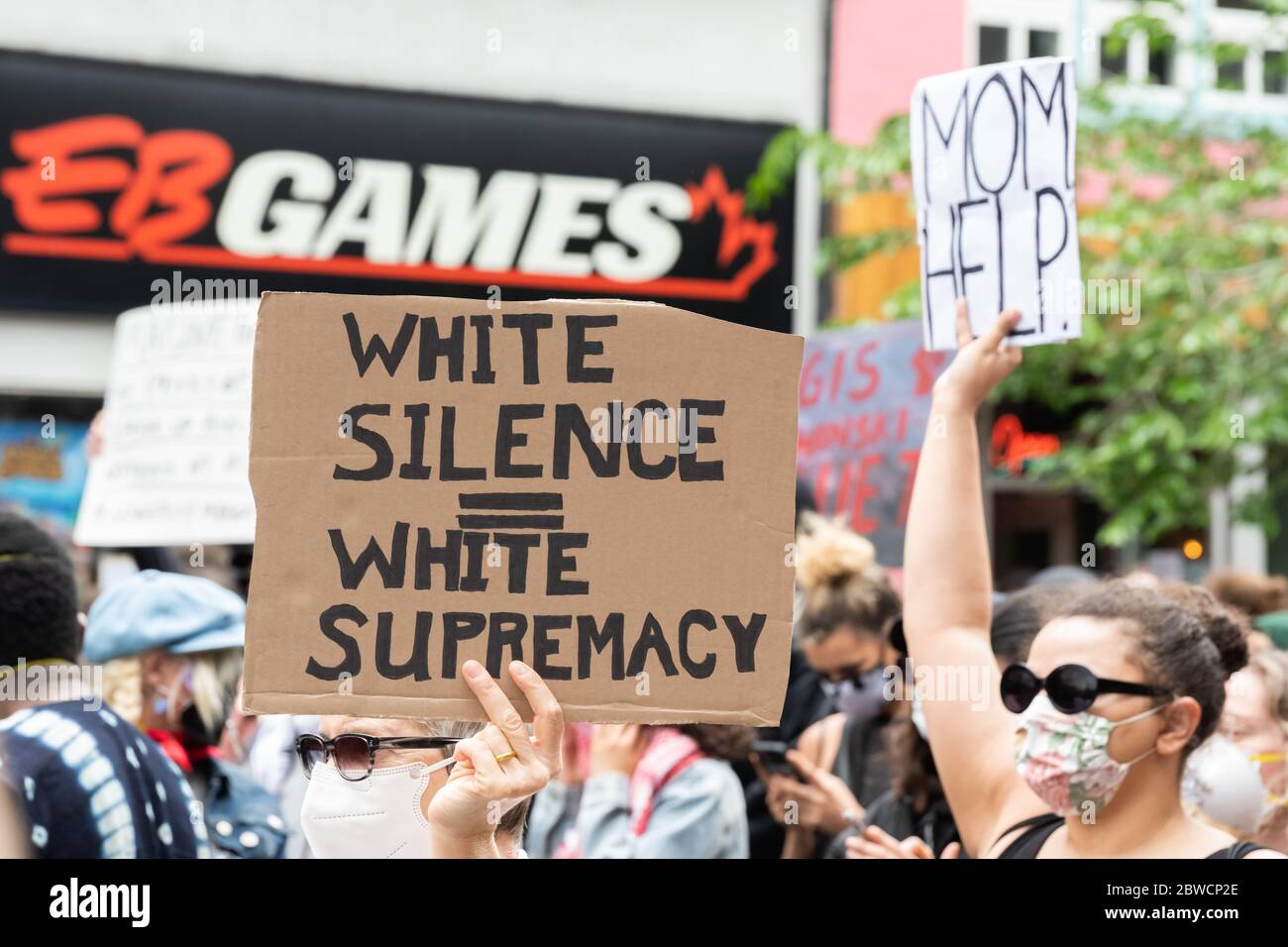 Des manifestants défilant dans le centre-ville de Toronto pour protester contre les forces de l'ordre en réaction au décès de Regis Korchinski-paquet et de George Floyd. Banque D'Images