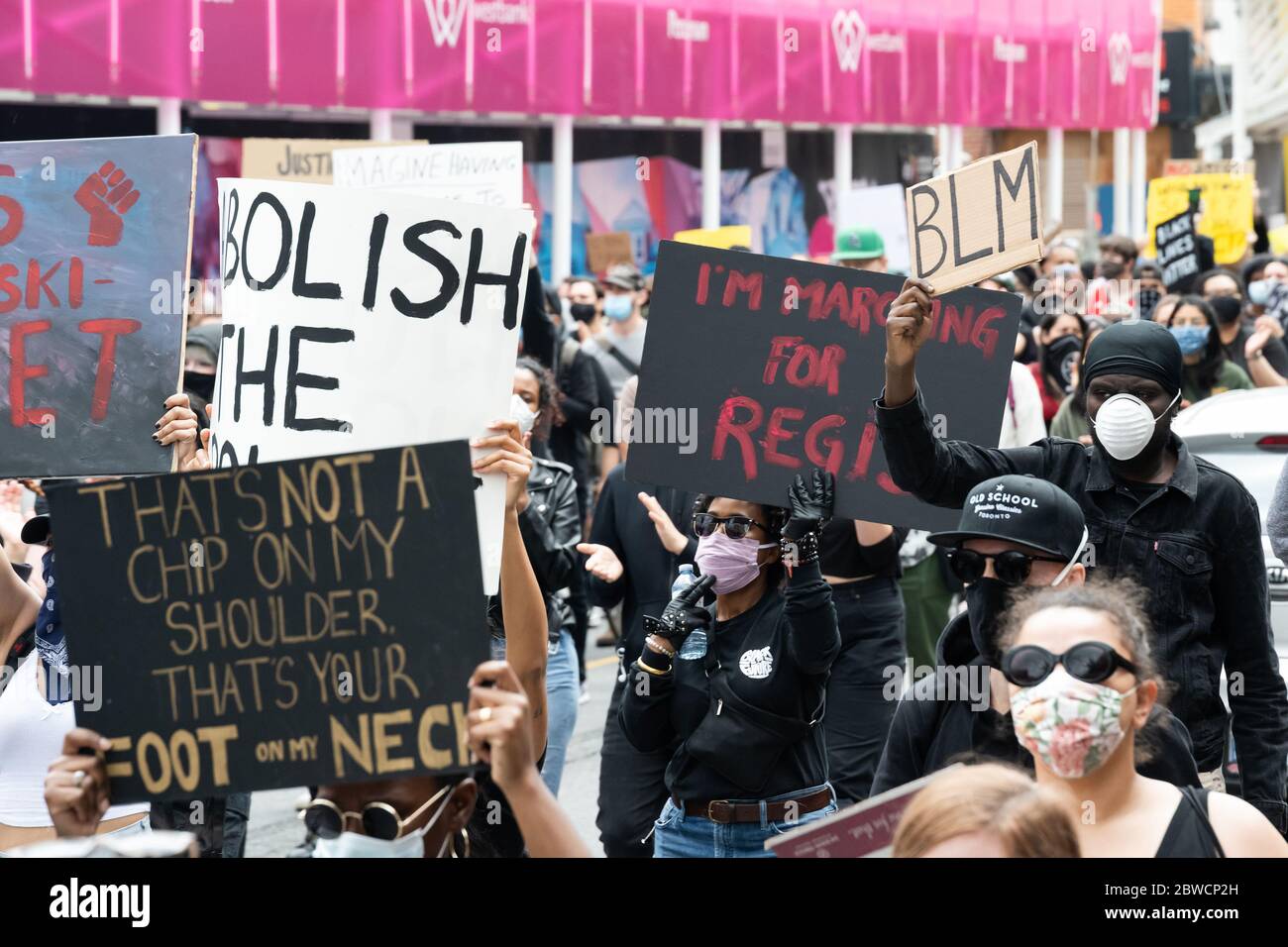 Des manifestants défilant dans le centre-ville de Toronto pour protester contre les forces de l'ordre en réaction au décès de Regis Korchinski-paquet et de George Floyd. Banque D'Images