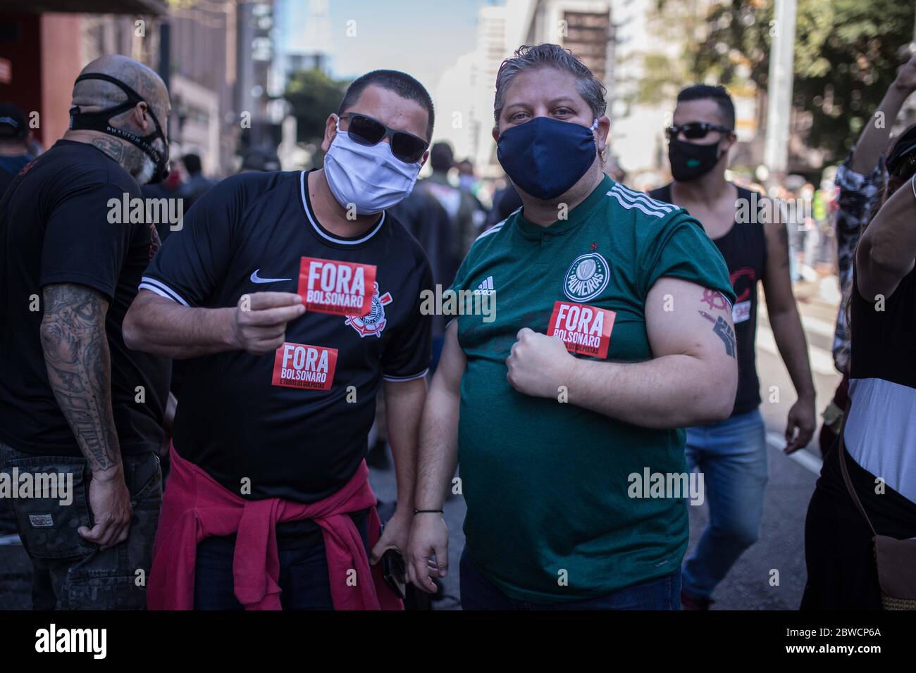 Sao Paulo, Brésil. 31 mai 2020. Les manifestants critiques du gouvernement portent des autocollants sur leurs vêtements avec l'inscription « fora Bolsonaro » (Engl. Avec Bolsonaro). Le nombre de décès de Corona au Brésil continue d'augmenter rapidement. Le président populiste brésilien Bolsonaro, d'extrême-droite, considère la maladie pulmonaire comme une « grippe de-à-pied » et rejette les mesures de protection. Jusqu'à présent, 498,440 personnes ont été infectées dans le plus grand état d'Amérique du Sud. Credit: Andre Lucas/dpa/Alay Live News Banque D'Images