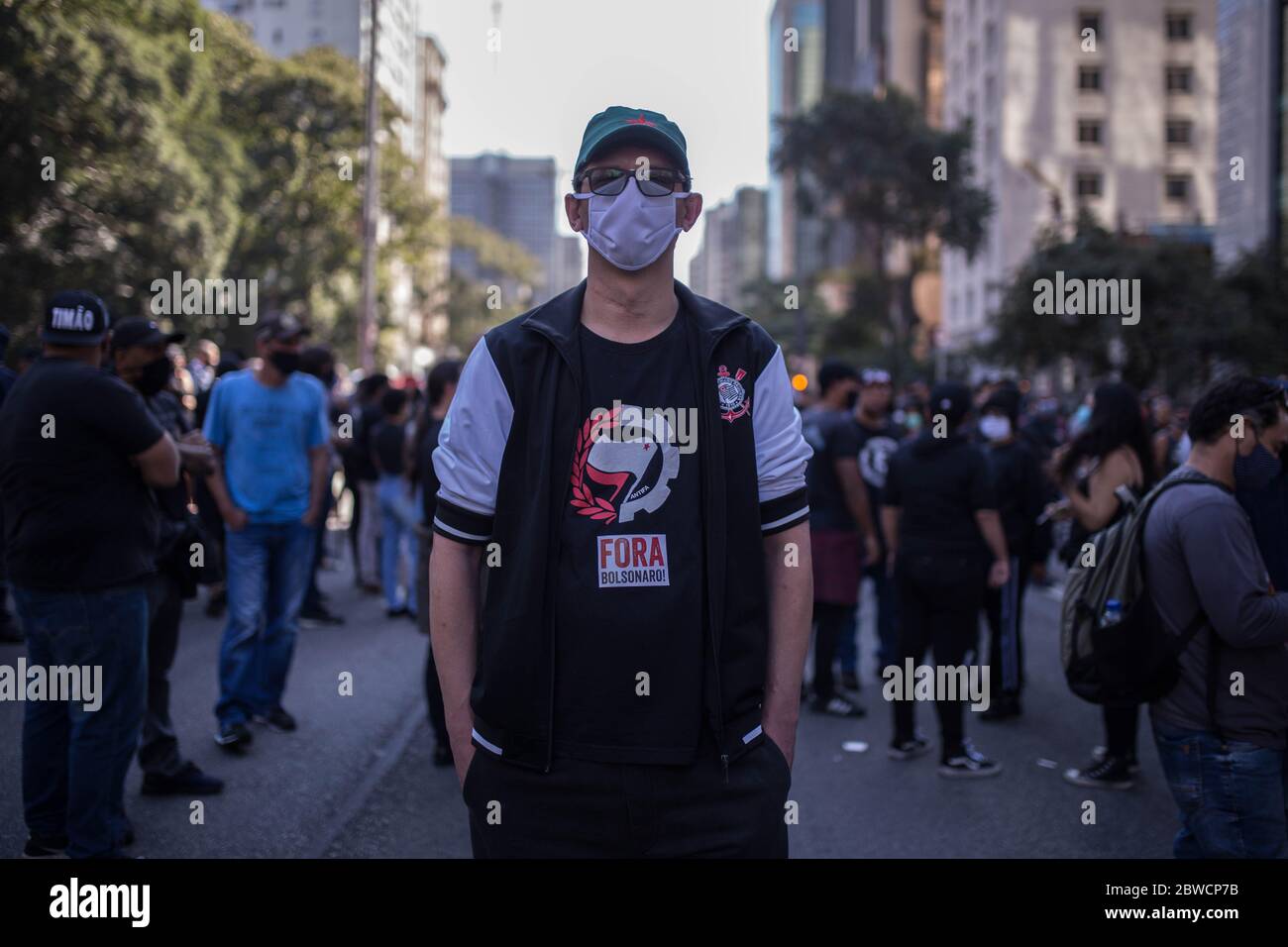 Sao Paulo, Brésil. 31 mai 2020. Un démonstrateur critique du gouvernement porte un T-shirt de l'Antifa avec l'inscription 'fora Bolsonaro' (Engl. Avec Bolsonaro). Le nombre de décès de Corona au Brésil continue d'augmenter rapidement. Le président populiste brésilien Bolsonaro, d'extrême-droite, considère la maladie pulmonaire comme une « grippe de-à-pied » et rejette les mesures de protection. Jusqu'à présent, 498,440 personnes ont été infectées dans le plus grand état d'Amérique du Sud. Credit: Andre Lucas/dpa/Alay Live News Banque D'Images