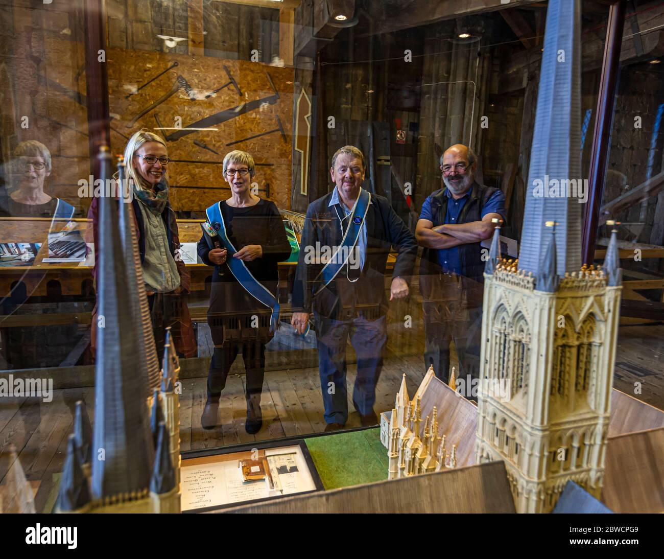 L'architecte Andrew Davey fait des recherches au modèle de la cathédrale de Lincoln Banque D'Images