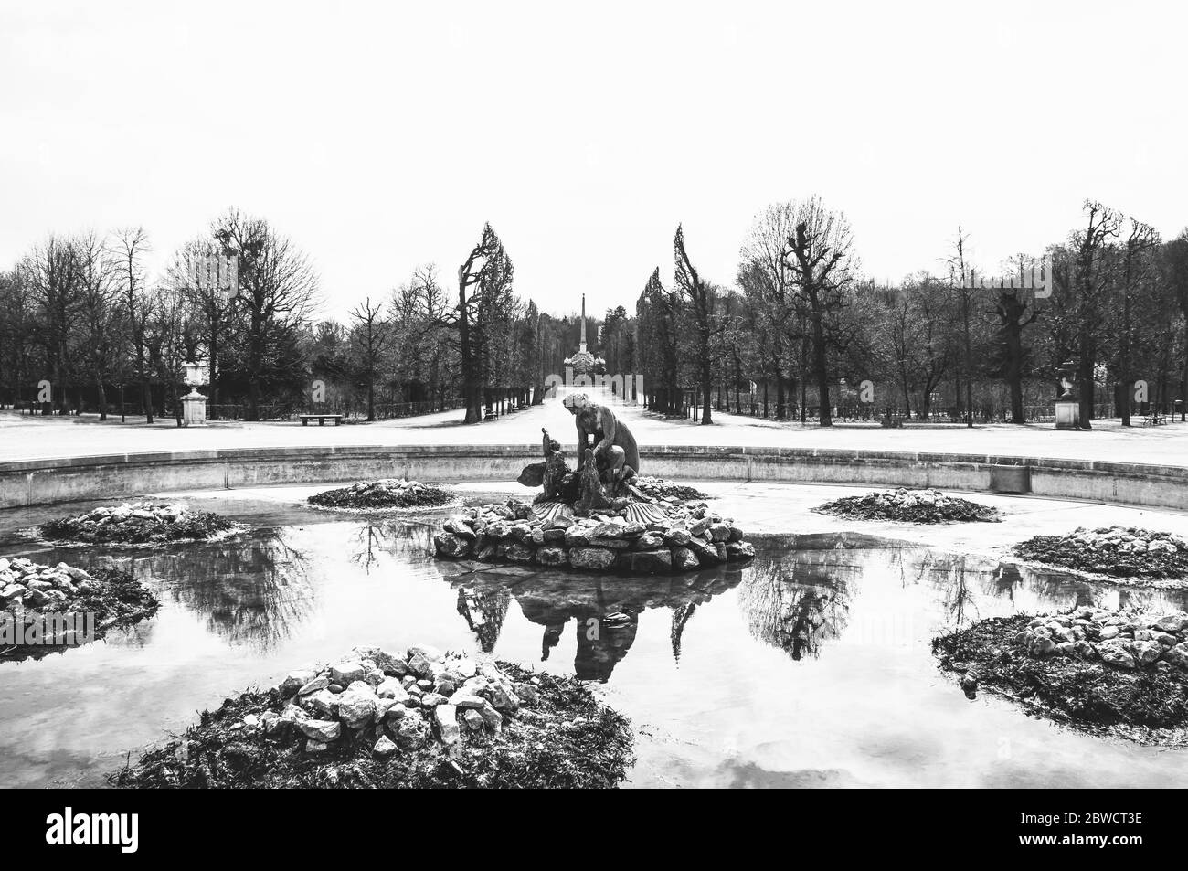 Fontaine dans le parc du château de Schönbrunn en noir et blanc Banque D'Images