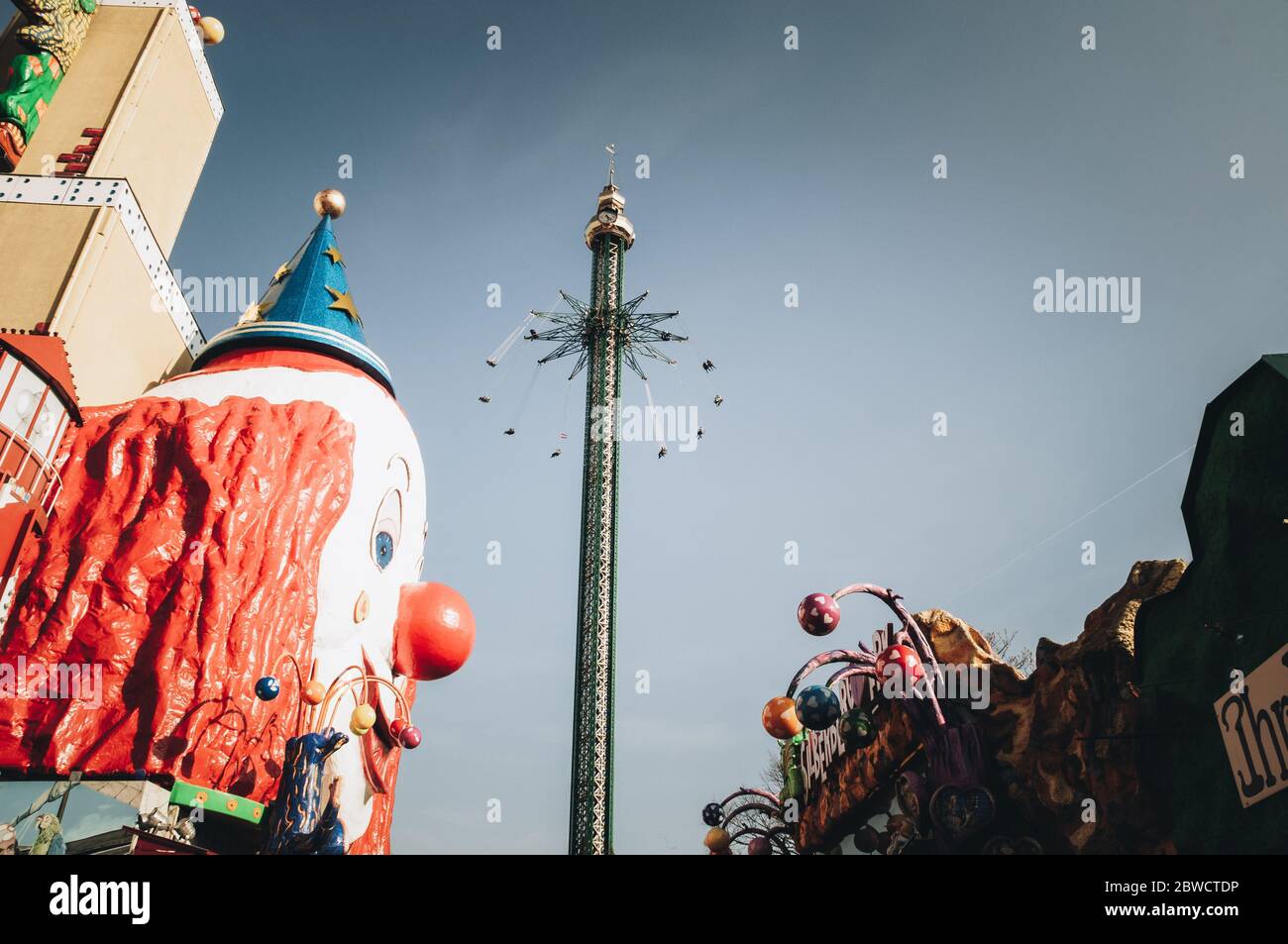 Carrousel à chaînes volantes au-dessus du ciel de Vienne Banque D'Images