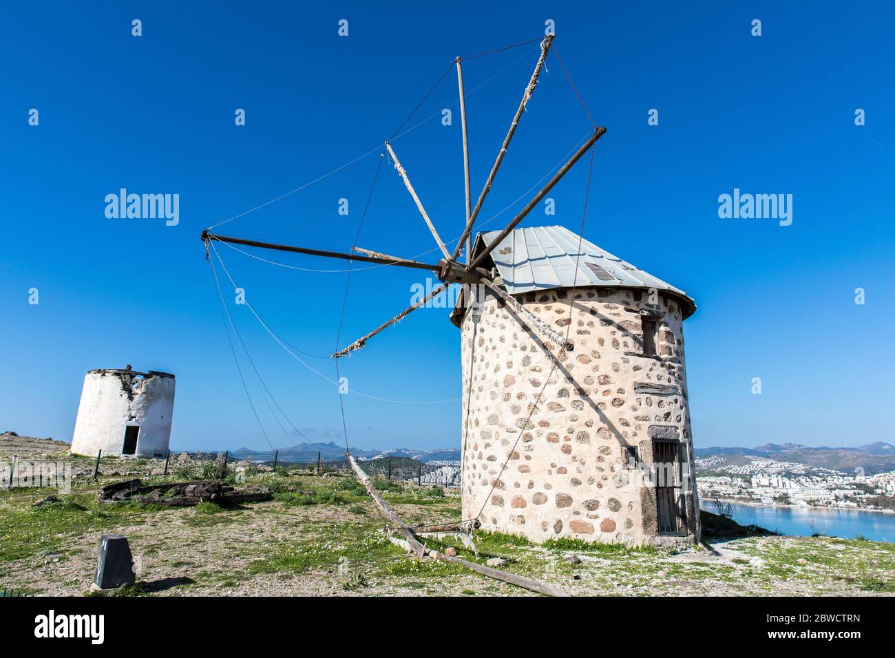 Anciens moulins à vent situés dans la bodrum de la haute colline en Turquie. Banque D'Images