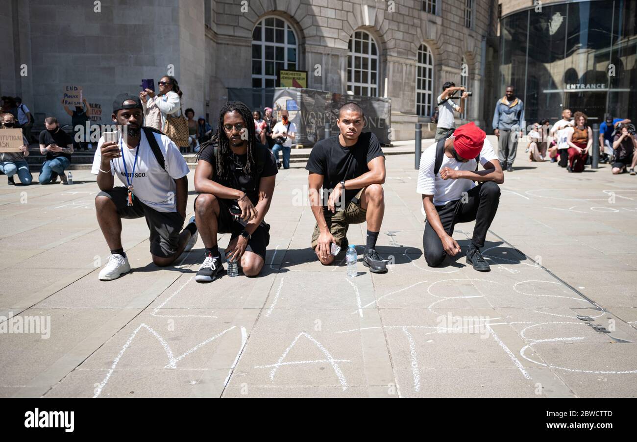 Des manifestants se "prennent le genou" pendant la manifestation.des centaines d'entre eux assistent à une manifestation de Black Lives dans le centre-ville de Manchester pour soutenir la mort de George Floyd. Banque D'Images