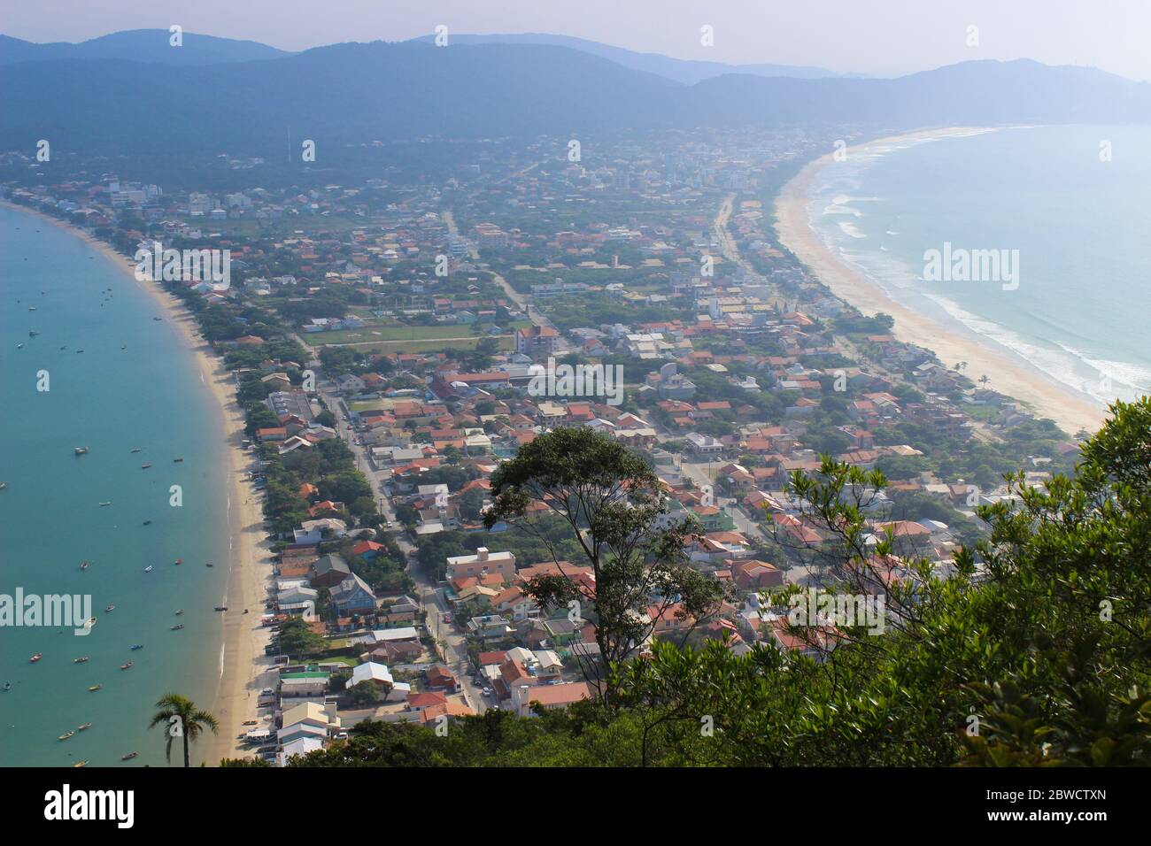 La vue de la ville de Bombinhas de la colline où nous pouvons voir les deux côtés de la côte avec la montagne sur le fond. Banque D'Images