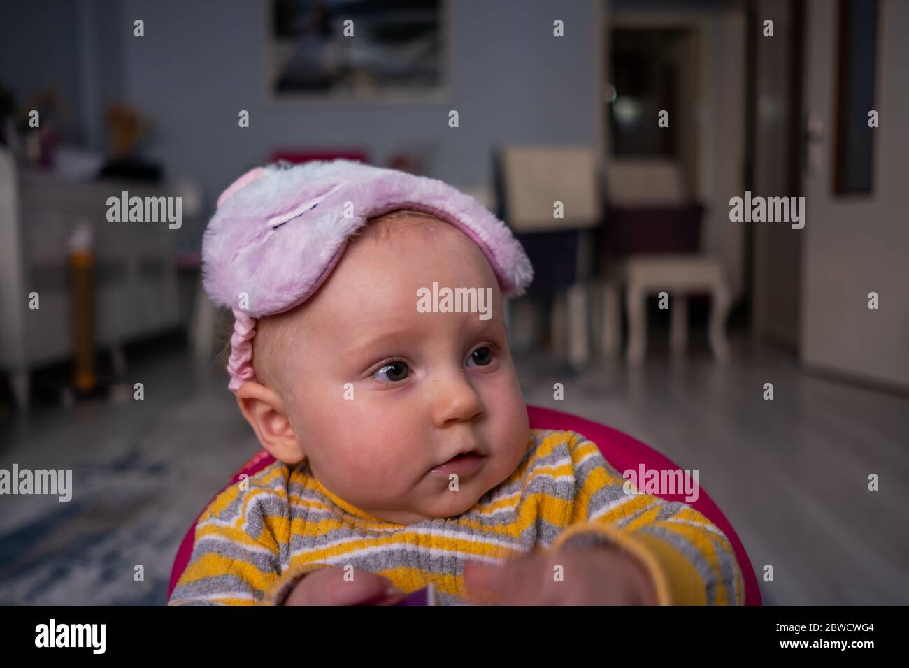 Gros Plan De Bebe Blond Mignon Fille Porter Le Bandeau De Sommeil Unicorn Sur La Tete Dans Le Marcheur De Bebe Interieur Photo Stock Alamy