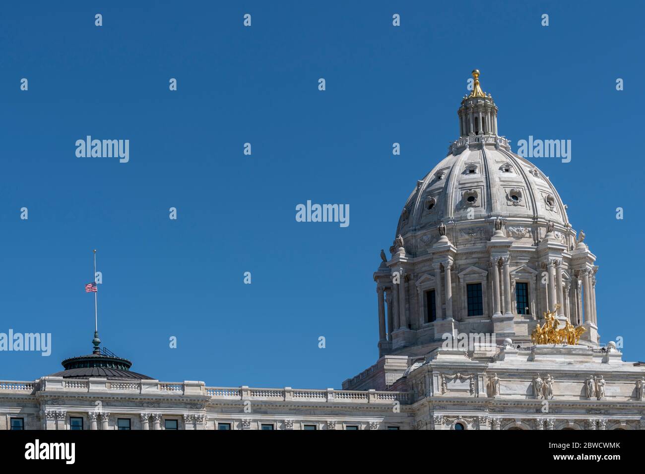 St. Paul, Minnesota. Gouvernement Walz ordonne que tous les drapeaux des bâtiments fédéraux et d'État du Minnesota soient transportés par un demi-personnel pour honorer les vies perdues Banque D'Images