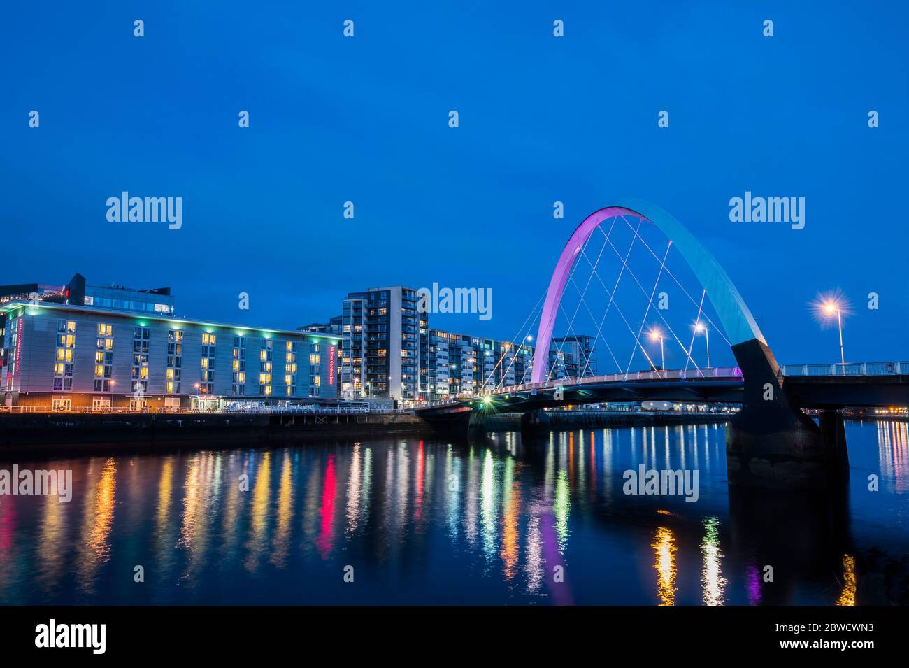 Le pont Clyde Arc de Glasgow au-dessus de la rivière Clyde la nuit. Banque D'Images