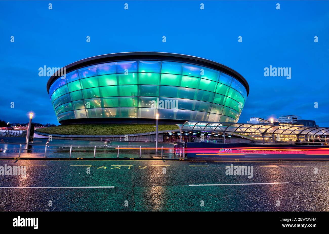 Glasgow SEC Hydro la nuit humide. Banque D'Images