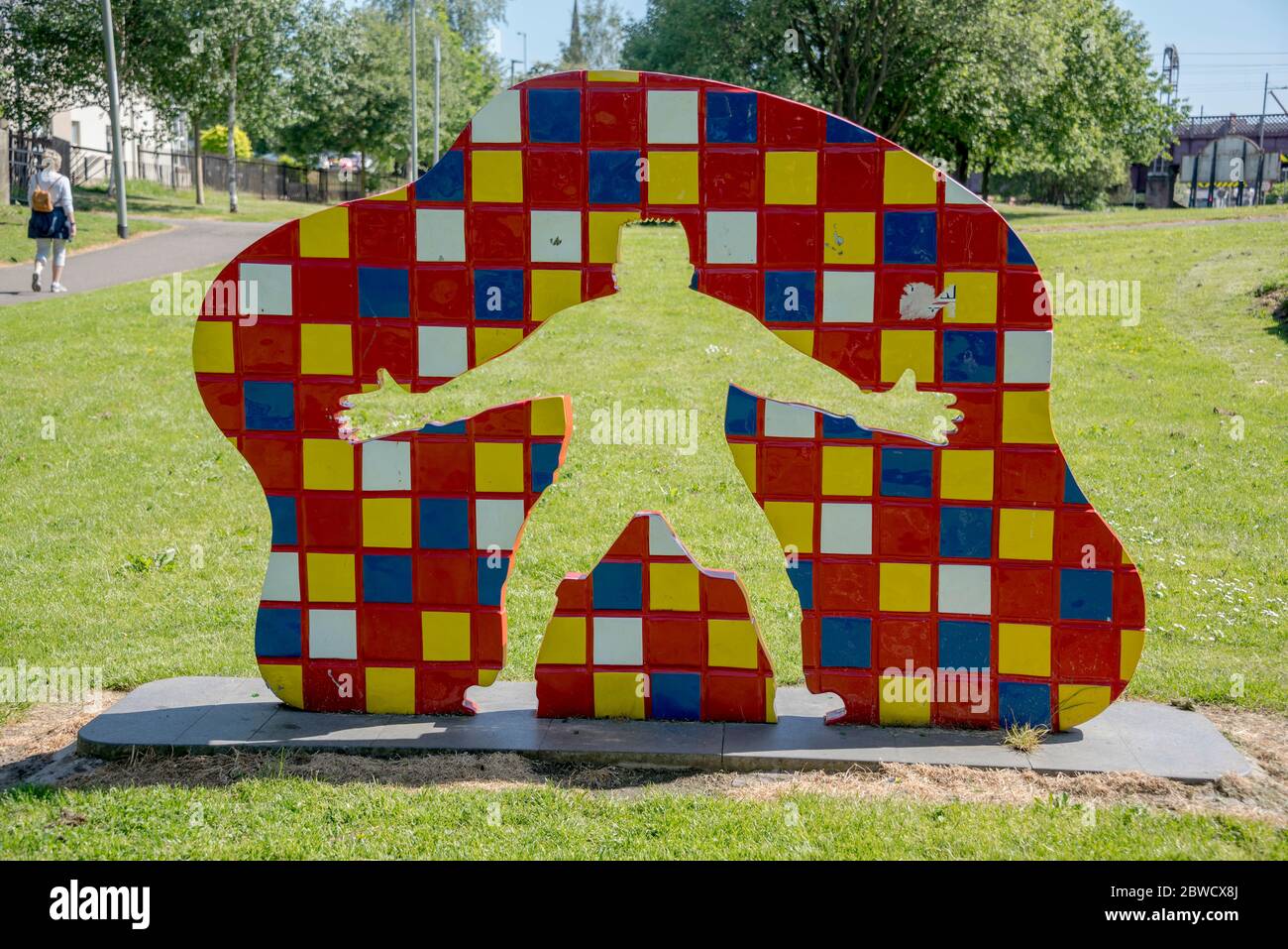 Sculpture amusante « Beat the Goalie » à Bank Street Basin, Coatbridge, Lanarkshire Banque D'Images