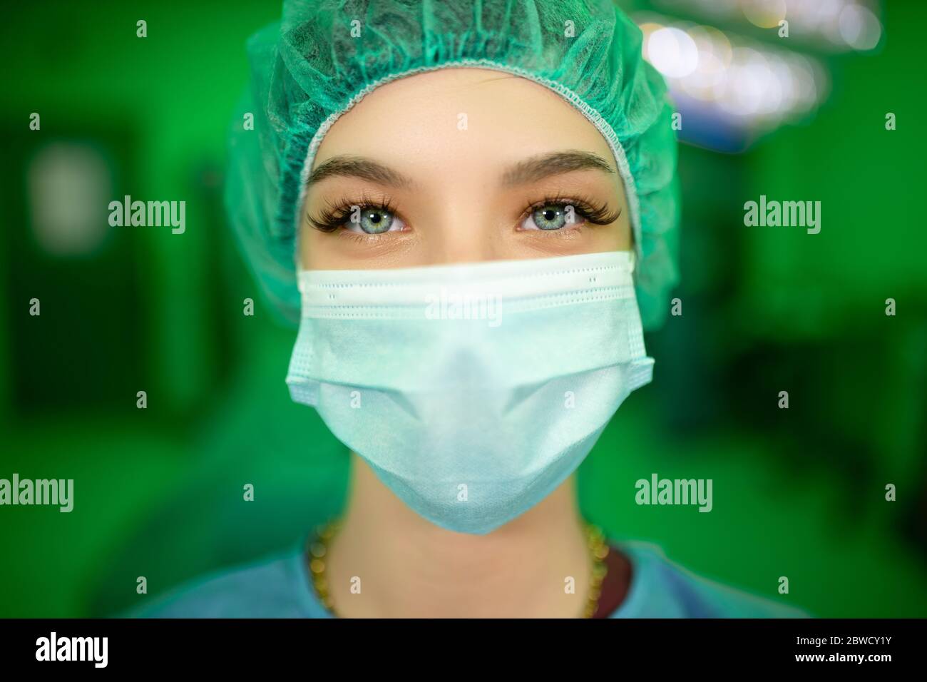 Vue rapprochée du visage de la femme médecin dans le masque chirurgical vous regardant Banque D'Images