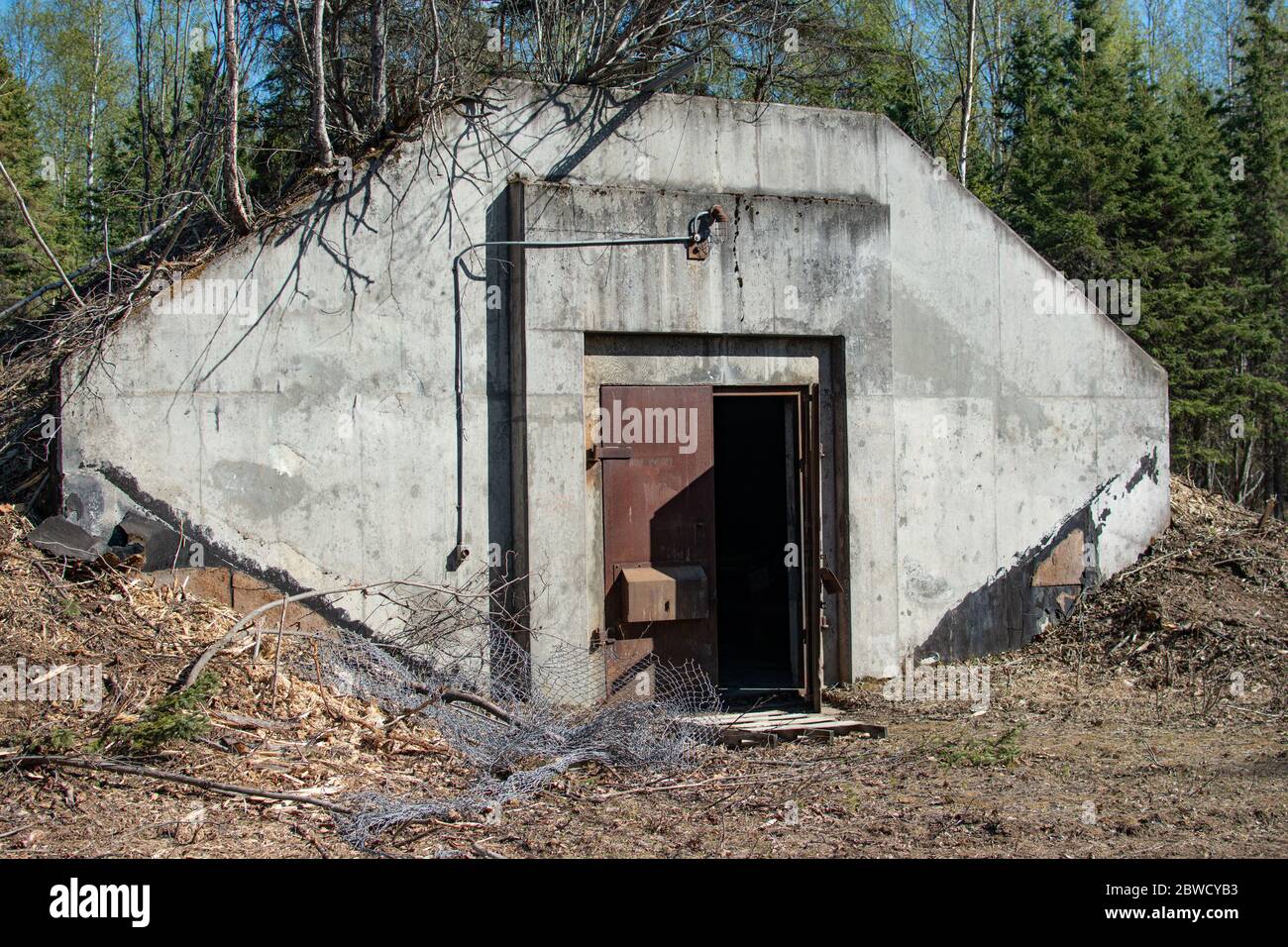 Entrée du bunker laissée ouverte et abandonnée. Banque D'Images