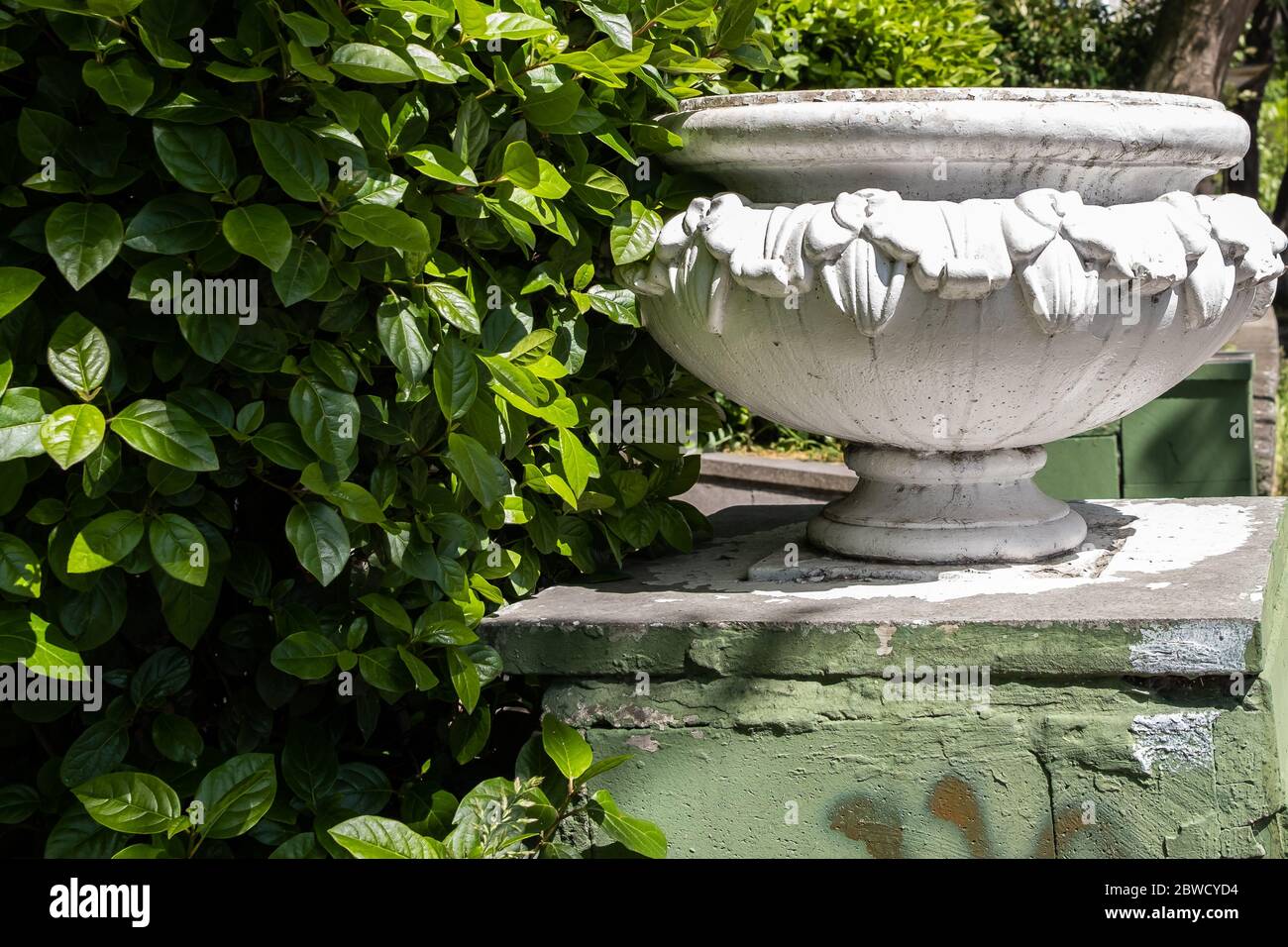 Bol d'eau en pierre blanche pour les oiseaux dans le parc Banque D'Images