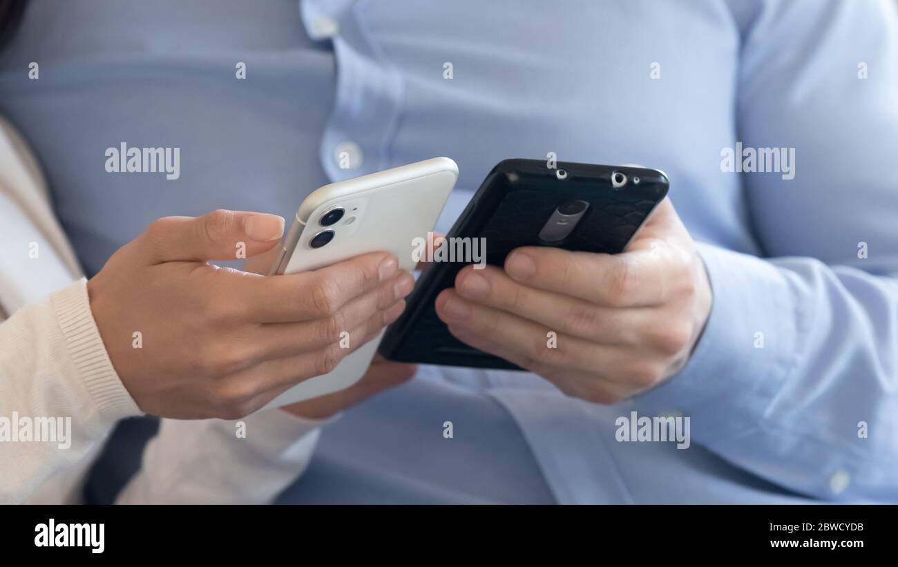 Gros plan sur l'homme et la femme utilisant des smartphones modernes Banque D'Images