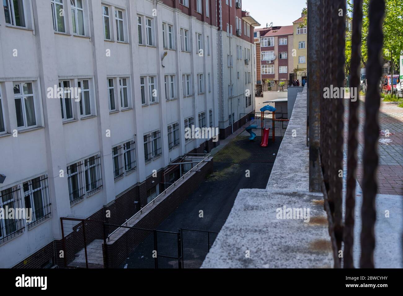 Istanbul, Turquie - 11 mai 2020 : fermeture des écoles en raison du coronavirus afin d'éviter la propagation de la pandémie. Vider la cour d'école Banque D'Images