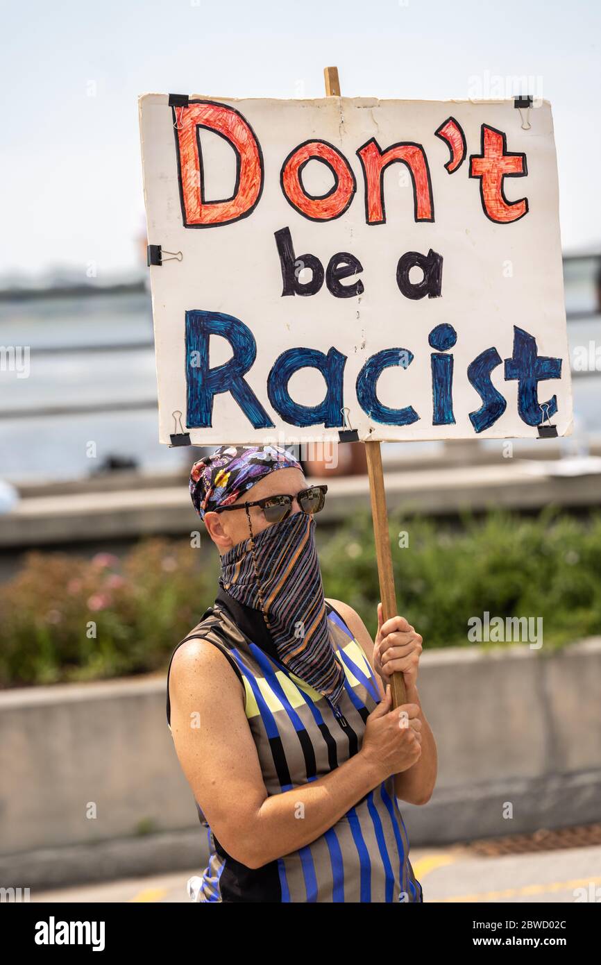 Charleston, États-Unis. 31 mai 2020. Les manifestants brandent des signes et brandent lors d'une manifestation sur la mort de George Floyd, le long de la batterie historique le 31 mai 2020 à Charleston, en Caroline du Sud. Floyd a été étouffé par la police à Minneapolis, ce qui a entraîné des manifestations qui ont balayé le pays. Crédit : Richard Ellis/Alay Live News Banque D'Images
