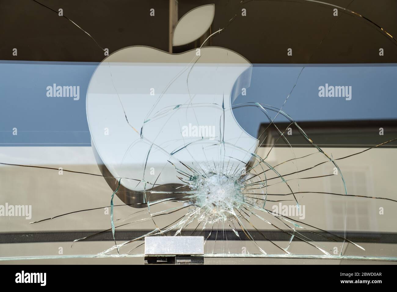 Charleston, États-Unis. 31 mai 2020. Le magasin de verre brisé de l'Apple Store dans le quartier commerçant de King Street après une protestation sur la mort de George Floyd, est devenu violent et destructeur le 31 mai 2020 à Charleston, Caroline du Sud. Floyd a été étouffé par la police à Minneapolis, ce qui a entraîné des manifestations qui ont balayé le pays. Crédit : Richard Ellis/Alay Live News Banque D'Images
