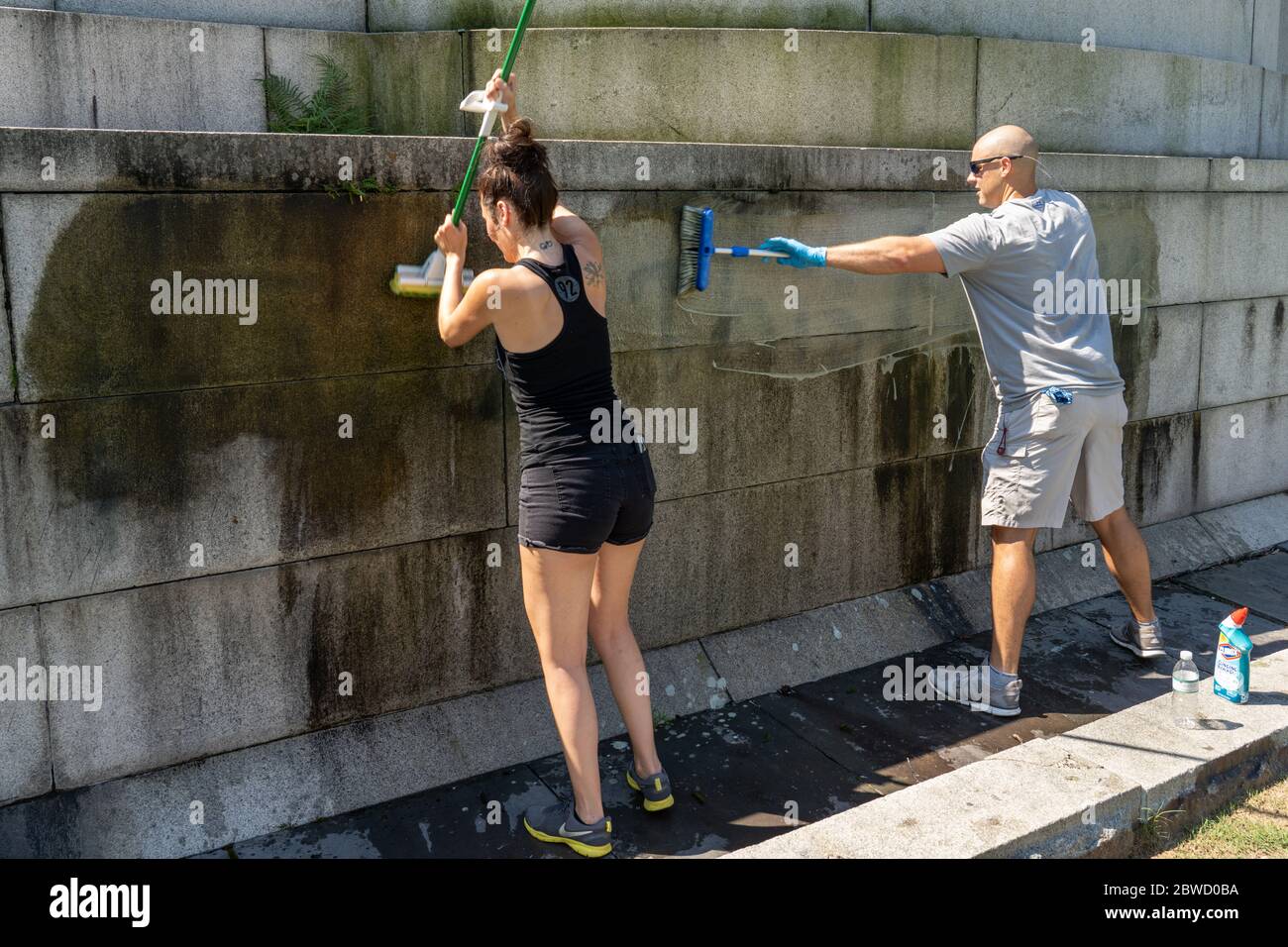 Charleston, États-Unis. 31 mai 2020. Des volontaires brossent le graffiti de la statue de John C. Calhoun, un porte-parole principal et défenseur de l'esclavage, sur Marion Square après les protestations sur la mort de George Floyd, est devenu violent et destructeur le 31 mai 2020 à Charleston, Caroline du Sud. Floyd a été étouffé par la police à Minneapolis, ce qui a entraîné des manifestations qui ont balayé le pays. Crédit : Richard Ellis/Alay Live News Banque D'Images