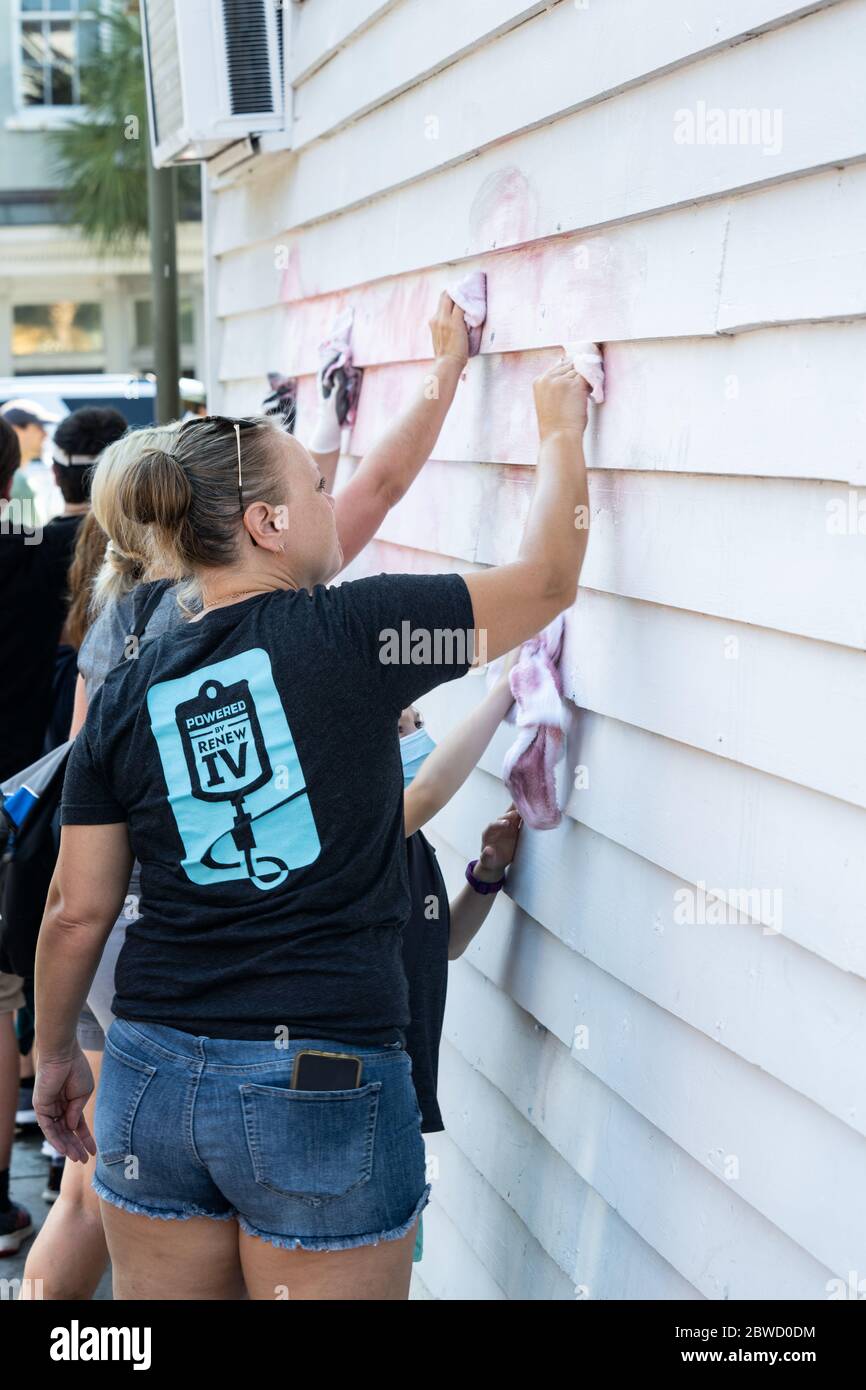 Charleston, États-Unis. 31 mai 2020. Les volontaires aident à nettoyer les graffiti d'un mur de magasin le long du quartier commerçant de King Street après une protestation sur la mort de George Floyd, devenu violent et destructeur le 31 mai 2020 à Charleston, Caroline du Sud. Floyd a été étouffé par la police à Minneapolis, ce qui a entraîné des manifestations qui ont balayé le pays. Crédit : Richard Ellis/Alay Live News Banque D'Images