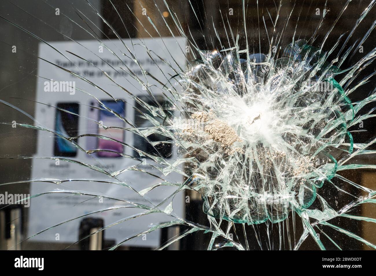 Charleston, États-Unis. 31 mai 2020. Le magasin de verre brisé de l'Apple Store dans le quartier commerçant de King Street après une protestation sur la mort de George Floyd, est devenu violent et destructeur le 31 mai 2020 à Charleston, Caroline du Sud. Floyd a été étouffé par la police à Minneapolis, ce qui a entraîné des manifestations qui ont balayé le pays. Crédit : Richard Ellis/Alay Live News Banque D'Images