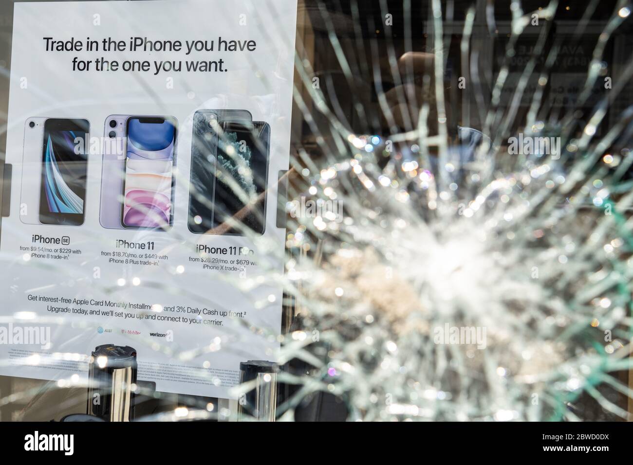 Charleston, États-Unis. 31 mai 2020. Le magasin de verre brisé de l'Apple Store dans le quartier commerçant de King Street après une protestation sur la mort de George Floyd, est devenu violent et destructeur le 31 mai 2020 à Charleston, Caroline du Sud. Floyd a été étouffé par la police à Minneapolis, ce qui a entraîné des manifestations qui ont balayé le pays. Crédit : Richard Ellis/Alay Live News Banque D'Images