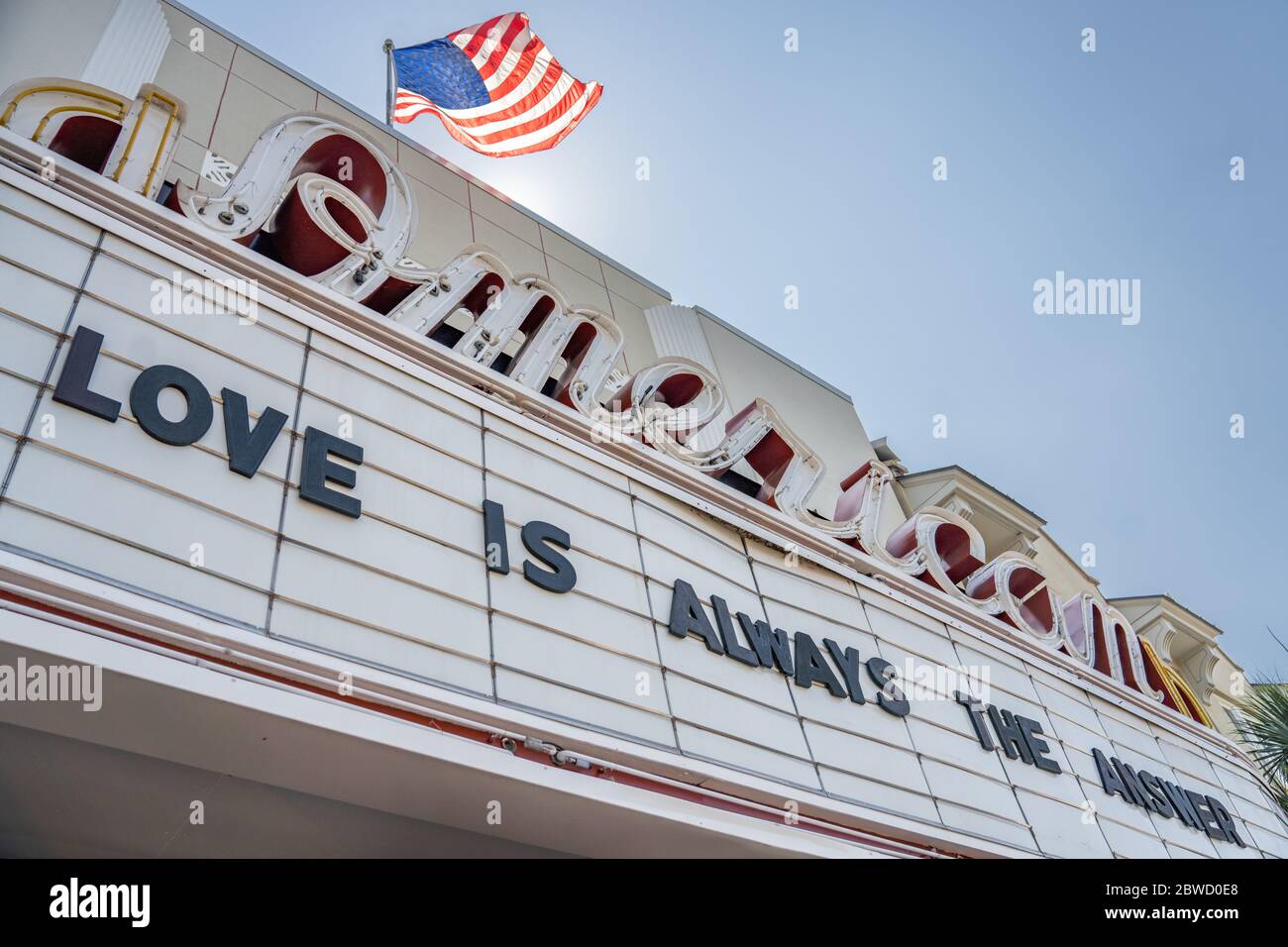 Charleston, États-Unis. 31 mai 2020. Le chapiteau du théâtre américain affiche un message d'amour après les protestations sur la mort de George Floyd, devenu violent et destructeur le 31 mai 2020 à Charleston, Caroline du Sud. Floyd a été étouffé par la police à Minneapolis, ce qui a entraîné des manifestations qui ont balayé le pays. Crédit : Richard Ellis/Alay Live News Banque D'Images