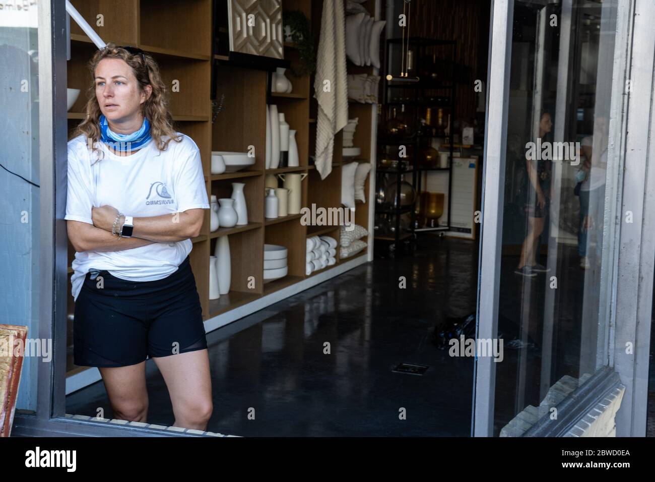 Charleston, États-Unis. 31 mai 2020. Un propriétaire de magasin regarde depuis le devant du magasin cassé à la large étendue des dégâts le long du quartier commerçant de King Street après une protestation sur la mort de George Floyd, devenu violent et destructeur le 31 mai 2020 à Charleston, Caroline du Sud. Floyd a été étouffé par la police à Minneapolis, ce qui a entraîné des manifestations qui ont balayé le pays. Crédit : Richard Ellis/Alay Live News Banque D'Images