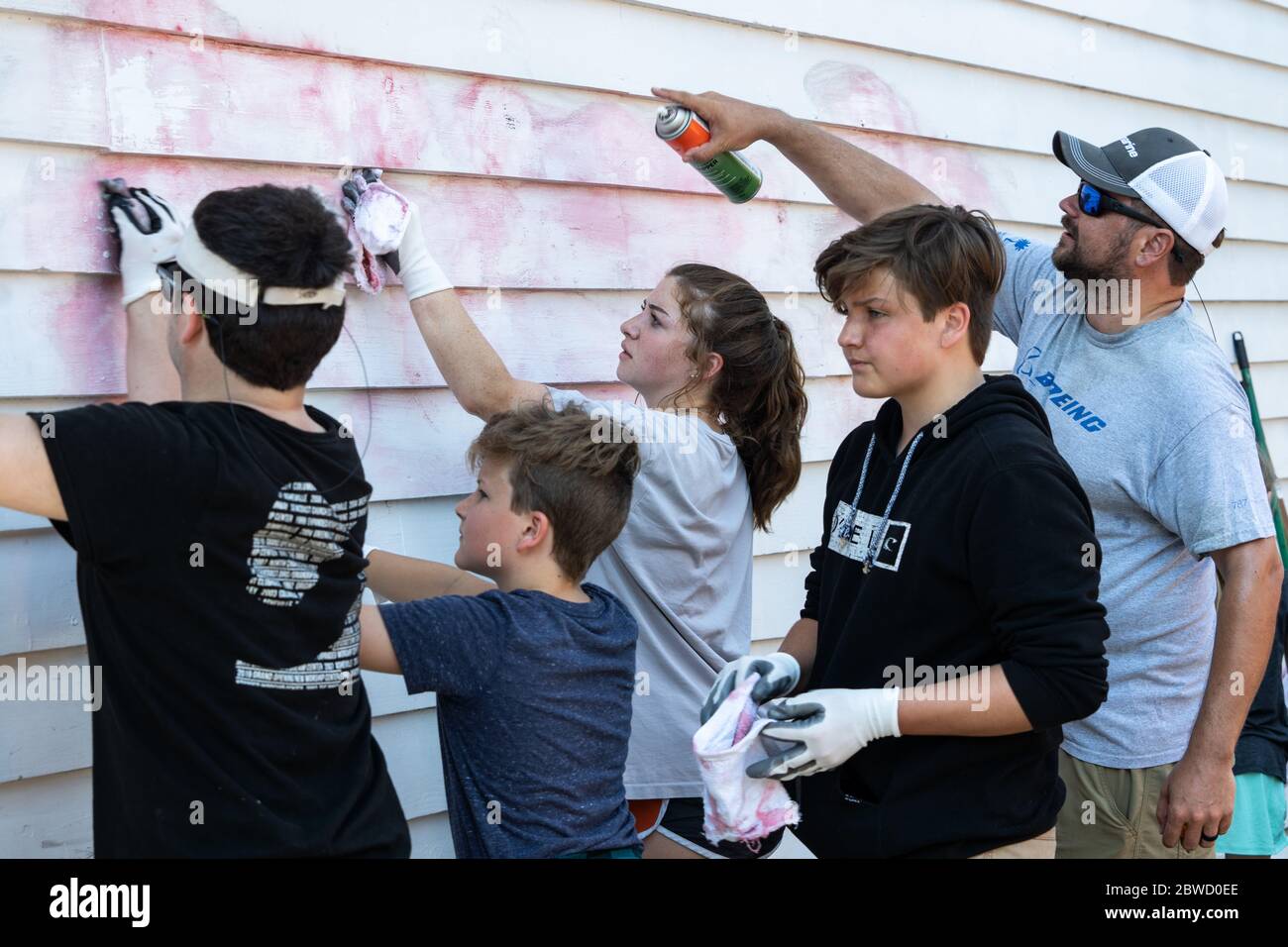 Charleston, États-Unis. 31 mai 2020. Les volontaires aident à nettoyer les graffiti d'un mur de magasin le long du quartier commerçant de King Street après une protestation sur la mort de George Floyd, devenu violent et destructeur le 31 mai 2020 à Charleston, Caroline du Sud. Floyd a été étouffé par la police à Minneapolis, ce qui a entraîné des manifestations qui ont balayé le pays. Crédit : Richard Ellis/Alay Live News Banque D'Images