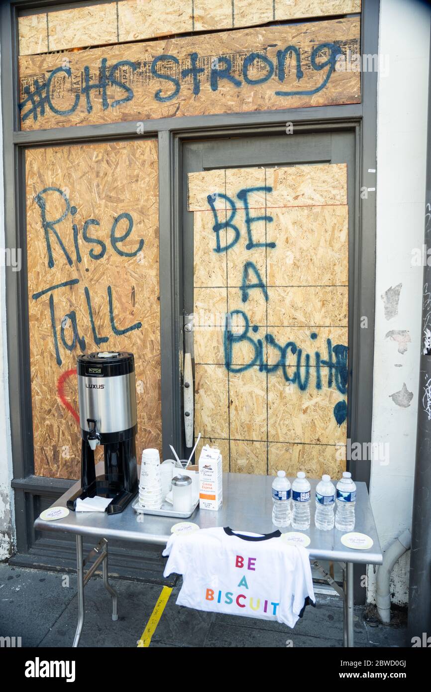 Charleston, États-Unis. 31 mai 2020. Un message et des boissons laissés par un magasin embarqué ont été endommagés lorsque les protestations à propos de la mort de George Floyd, sont devenus violents et destructeurs le 31 mai 2020 à Charleston, en Caroline du Sud. Floyd a été étouffé par la police à Minneapolis, ce qui a entraîné des manifestations qui ont balayé le pays. Crédit : Richard Ellis/Alay Live News Banque D'Images