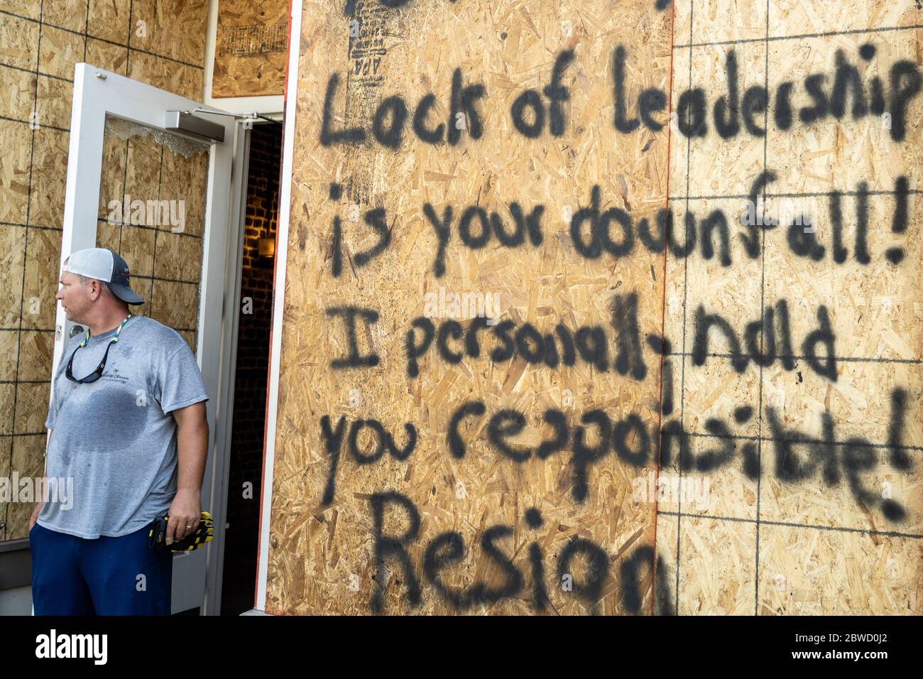 Charleston, États-Unis. 31 mai 2020. Un propriétaire de magasin a peint un message au maire sur le front de vente à bord du quartier commerçant de King Street après une manifestation sur la mort de George Floyd, devenu violent et destructeur le 31 mai 2020 à Charleston, Caroline du Sud. Floyd a été étouffé par la police à Minneapolis, ce qui a entraîné des manifestations qui ont balayé le pays. Crédit : Richard Ellis/Alay Live News Banque D'Images