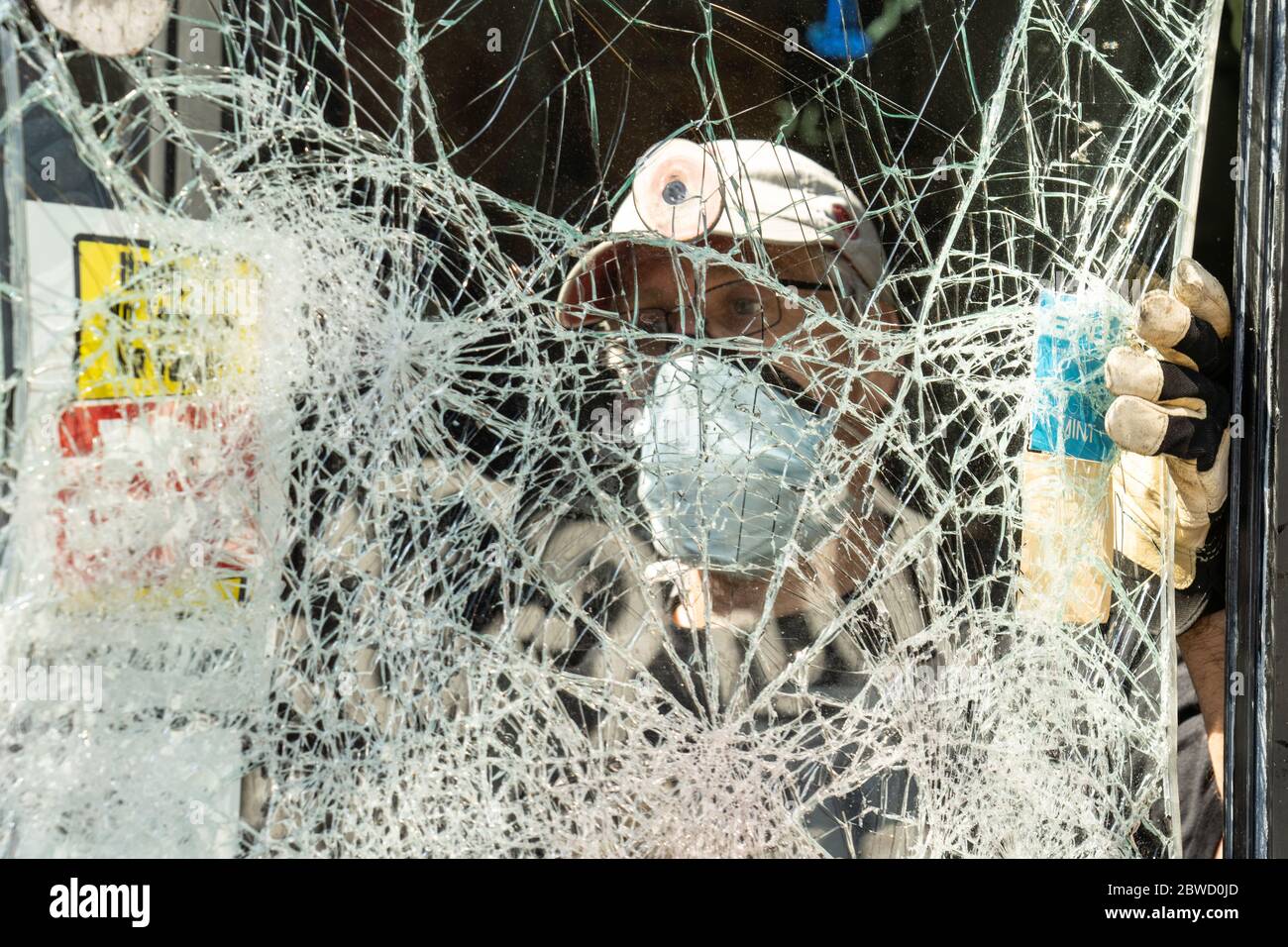 Charleston, États-Unis. 31 mai 2020. Des volontaires aident à remplacer les fenêtres brisées le long du quartier commerçant de King Street après une manifestation sur la mort de George Floyd, devenu violent et destructeur le 31 mai 2020 à Charleston, Caroline du Sud. Floyd a été étouffé par la police à Minneapolis, ce qui a entraîné des manifestations qui ont balayé le pays. Crédit : Richard Ellis/Alay Live News Banque D'Images