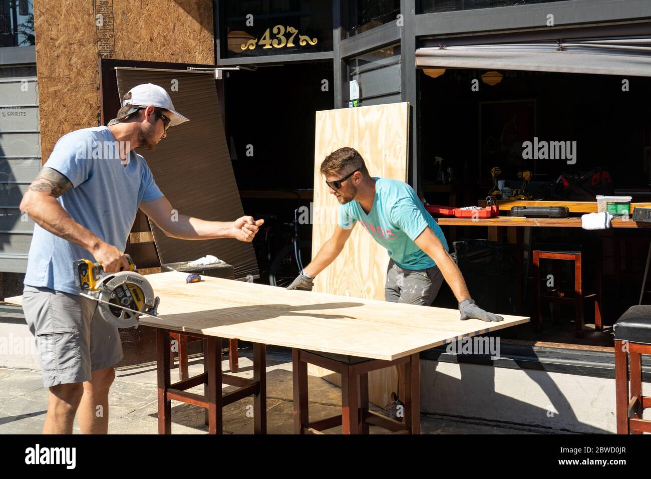 Charleston, États-Unis. 31 mai 2020. Des volontaires aident à remplacer les fenêtres brisées par des panneaux de contreplaqué dans un restaurant le long du quartier commerçant de King Street après une manifestation sur la mort de George Floyd, devenu violent et destructeur le 31 mai 2020 à Charleston, Caroline du Sud. Floyd a été étouffé par la police à Minneapolis, ce qui a entraîné des manifestations qui ont balayé le pays. Crédit : Richard Ellis/Alay Live News Banque D'Images