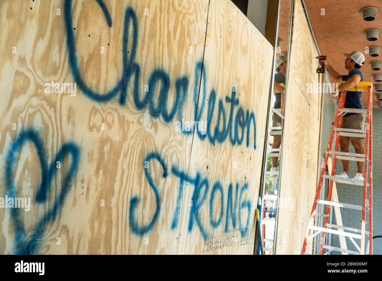 Charleston, États-Unis. 31 mai 2020. Un propriétaire de magasin a peint un message remerciant les bénévoles sur le front de vente embarqué le long du quartier commerçant de King Street après une manifestation sur la mort de George Floyd, devenu violent et destructeur le 31 mai 2020 à Charleston, Caroline du Sud. Floyd a été étouffé par la police à Minneapolis, ce qui a entraîné des manifestations qui ont balayé le pays. Crédit : Richard Ellis/Alay Live News Banque D'Images