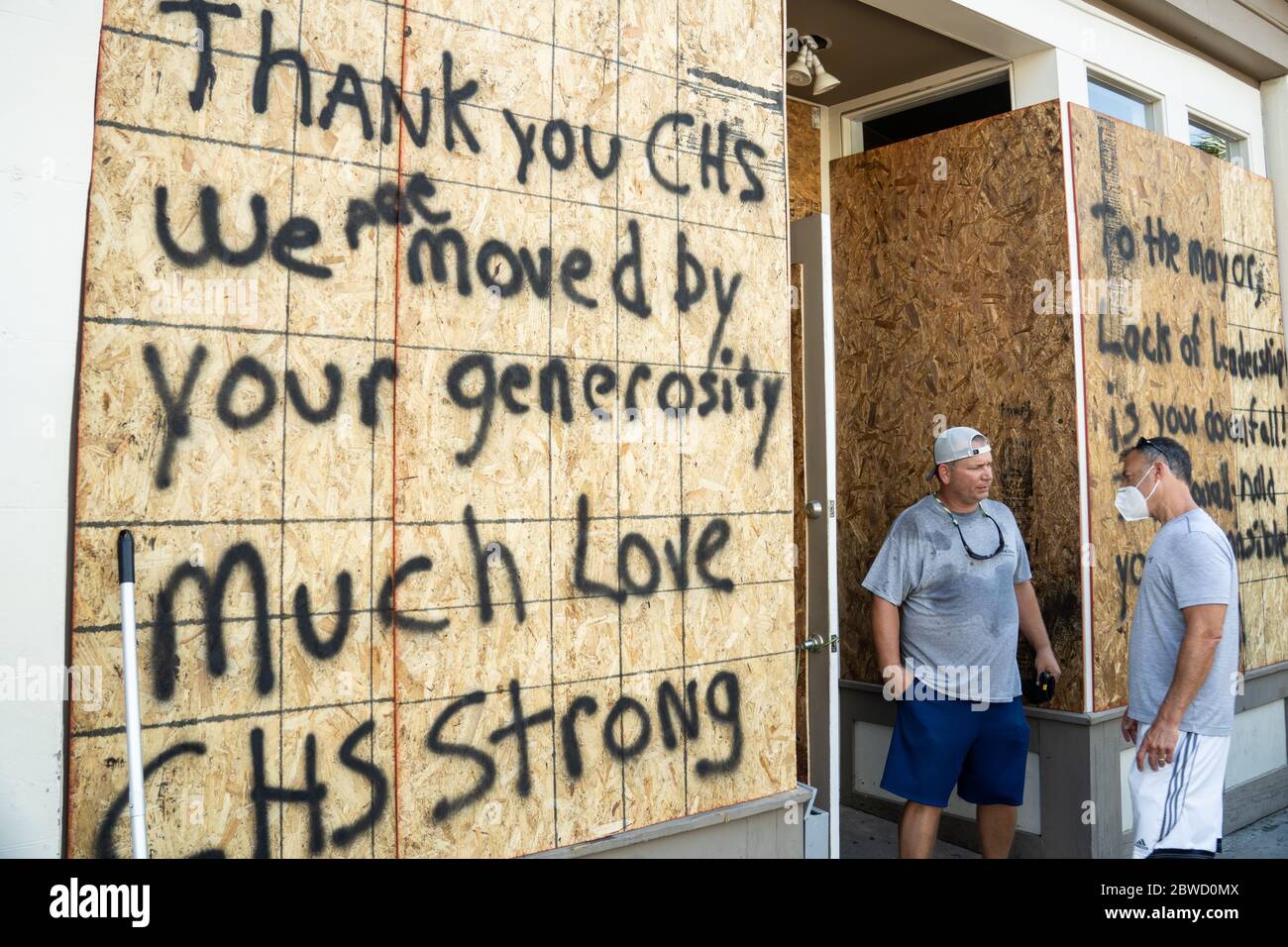 Charleston, États-Unis. 31 mai 2020. Un propriétaire de magasin a peint un message remerciant les bénévoles sur le front de vente embarqué le long du quartier commerçant de King Street après une manifestation sur la mort de George Floyd, devenu violent et destructeur le 31 mai 2020 à Charleston, Caroline du Sud. Floyd a été étouffé par la police à Minneapolis, ce qui a entraîné des manifestations qui ont balayé le pays. Crédit : Richard Ellis/Alay Live News Banque D'Images