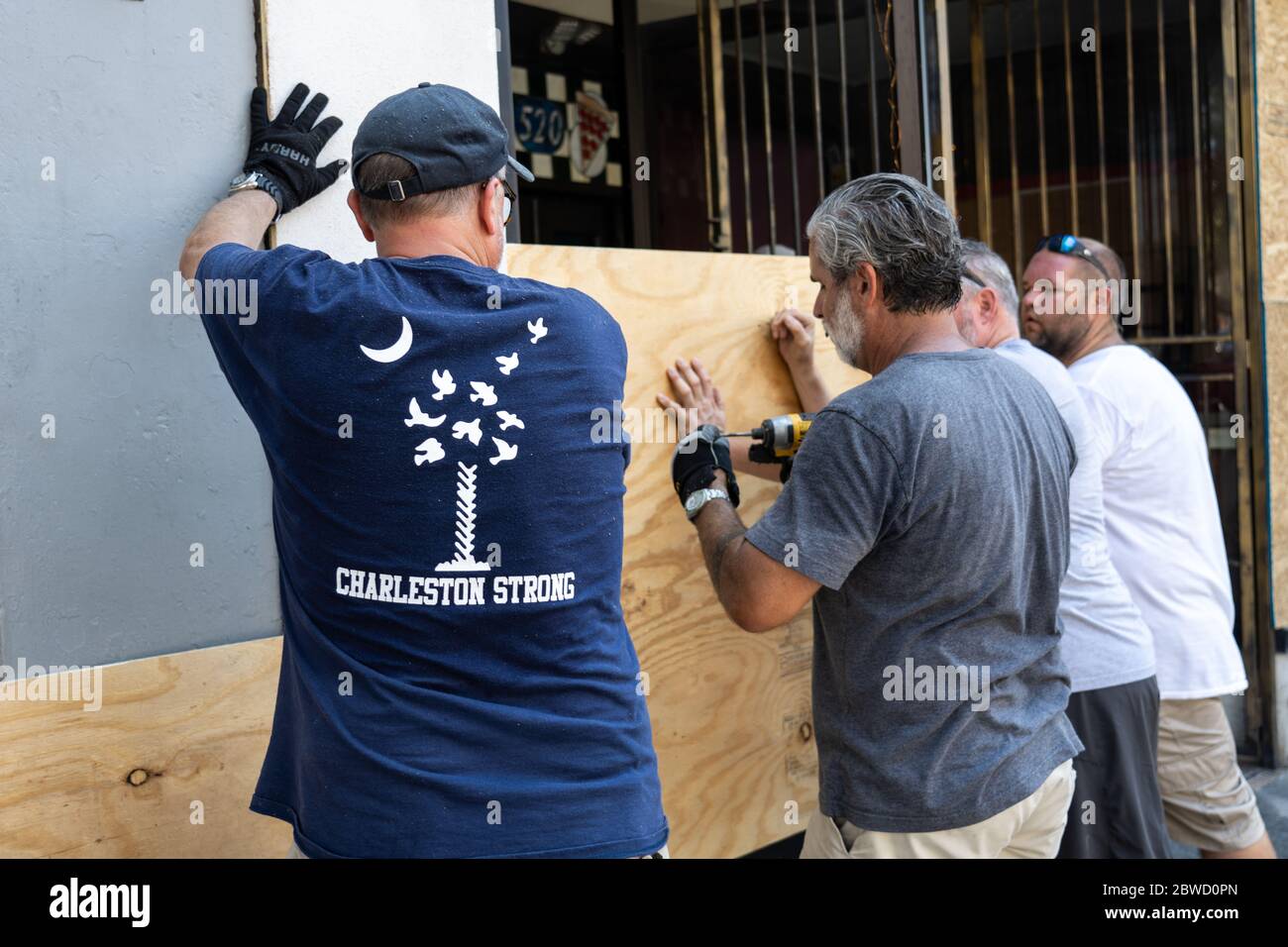 Charleston, États-Unis. 31 mai 2020. Des bénévoles participent à l'entrée d'un magasin le long du quartier commerçant de King Street après une manifestation sur la mort de George Floyd, devenu violent et destructeur le 31 mai 2020 à Charleston, Caroline du Sud. Floyd a été étouffé par la police à Minneapolis, ce qui a entraîné des manifestations qui ont balayé le pays. Crédit : Richard Ellis/Alay Live News Banque D'Images