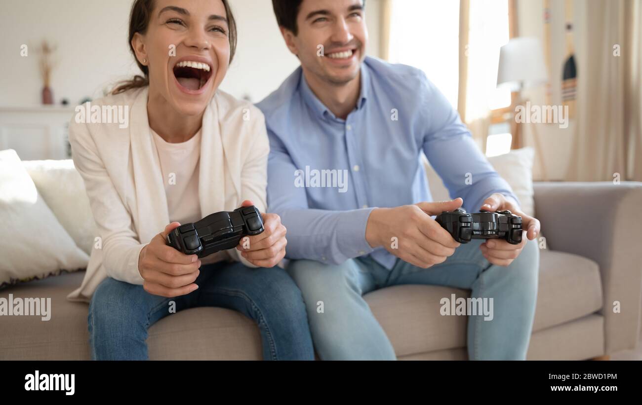 Un couple enthousiaste s'amuse à jouer aux jeux vidéo Banque D'Images