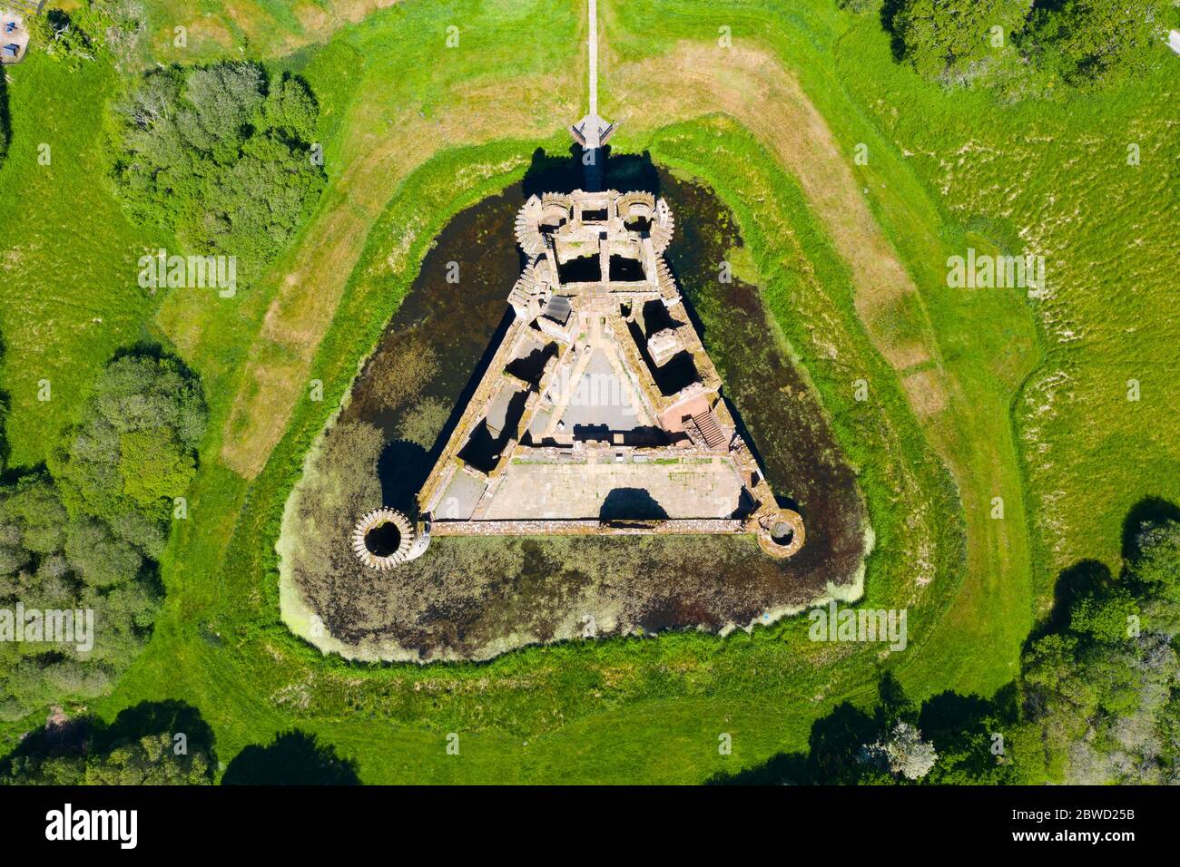 Dumfries, Écosse, Royaume-Uni. 31 mai 2020. Vue aérienne d'un château de Caerlaverock désert fermé pendant le confinement du coronavirus, à Dumfries et Galloway, en Écosse, au Royaume-Uni. Iain Masterton/Alay Live News Banque D'Images