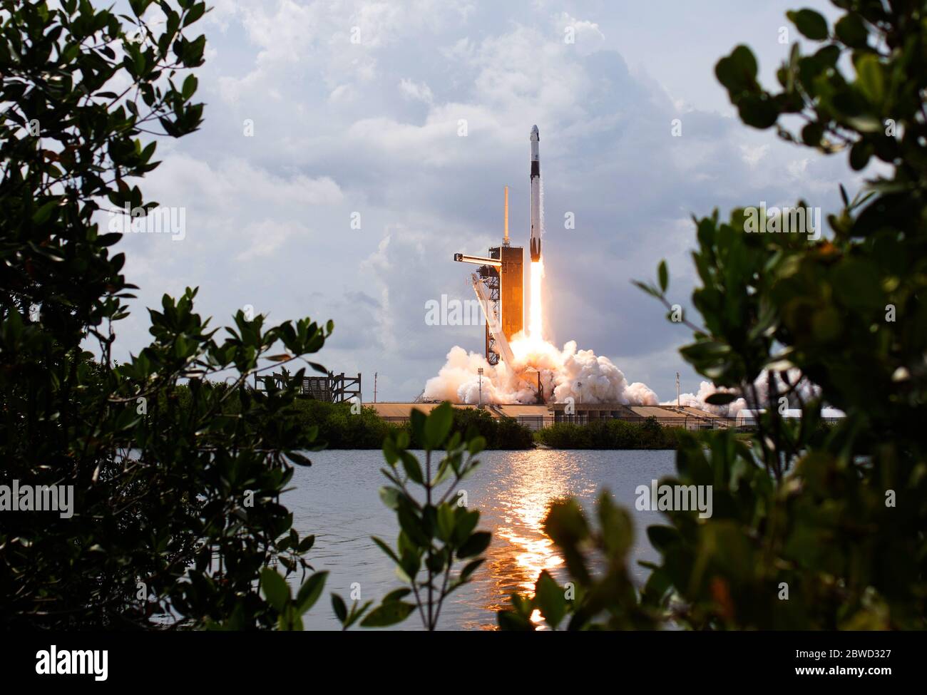 KENNEDY SPACE CENTER, États-Unis - 30 mai 2020 - la fusée SpaceX Falcon 9 transportant le vaisseau spatial Crew Dragon de la société est lancée à partir du Launch Complex 39A Banque D'Images