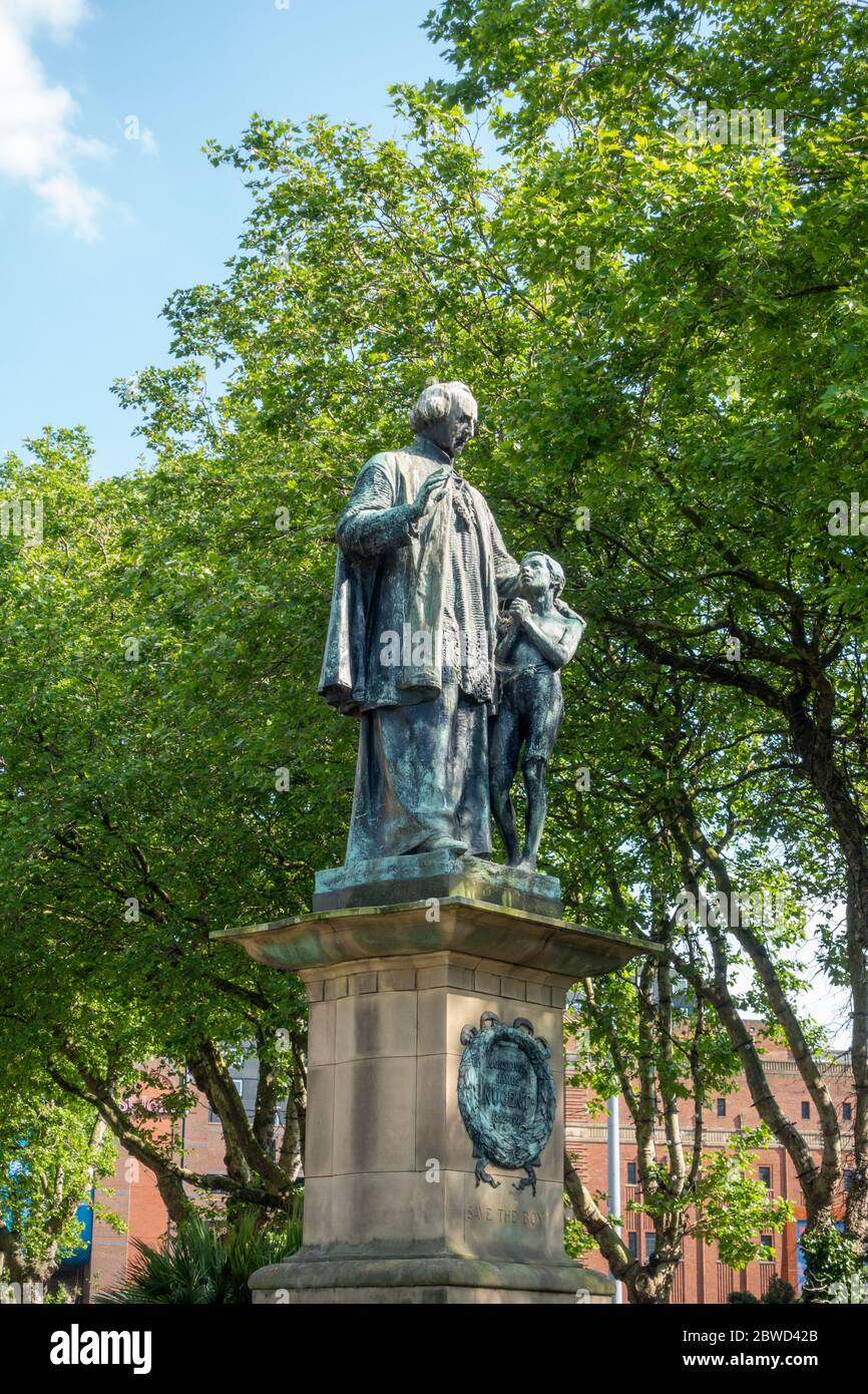 Père James Nugent sauver les statues du Boy Memorial à Liverpool Banque D'Images