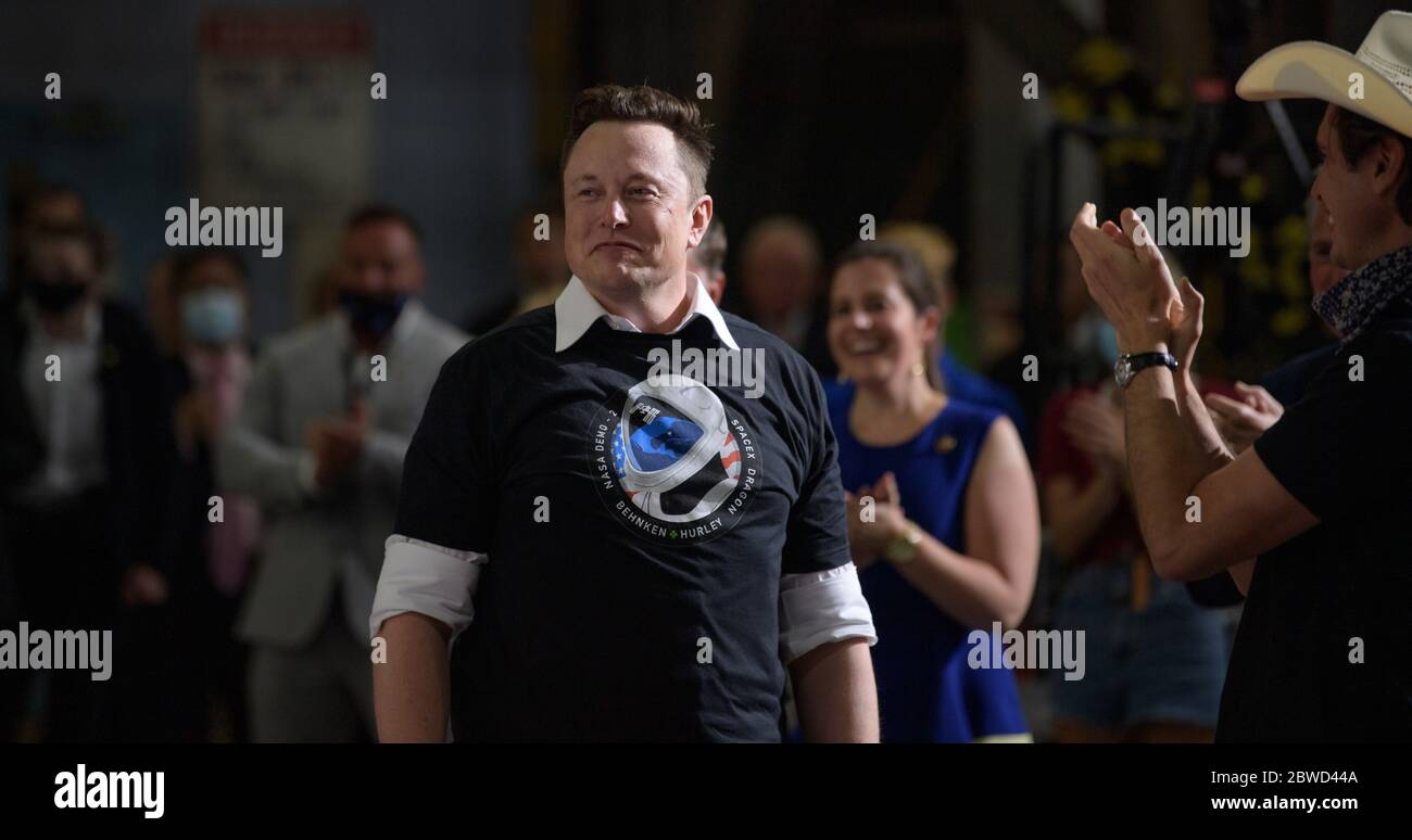 KENNEDY SPACE CENTER, États-Unis - 30 mai 2020 - Elon Musk, ingénieur en chef de SpaceX, et l'équipe SpaceX sont reconnus par le vice-président Mike Pence Inside the Banque D'Images