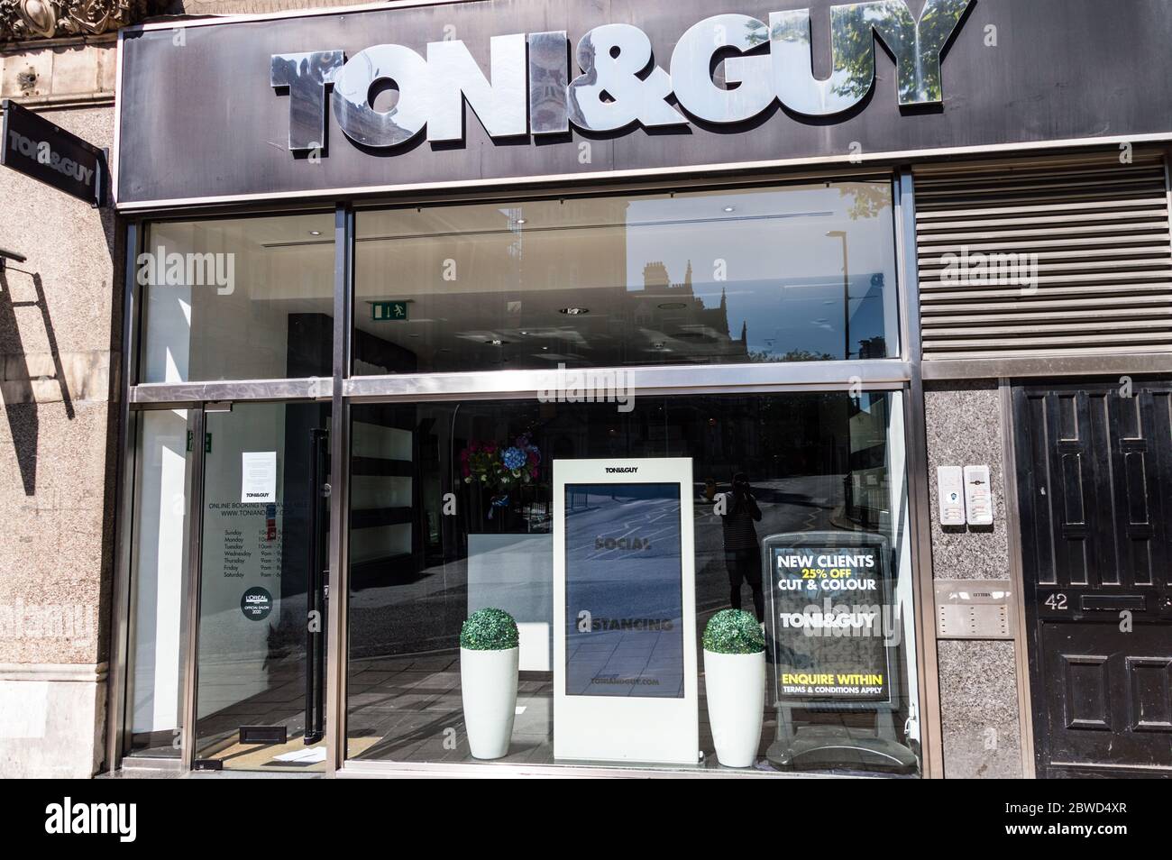 Le Saloon Toni et Guy a fermé en raison d'une pandémie de coronavirus Banque D'Images
