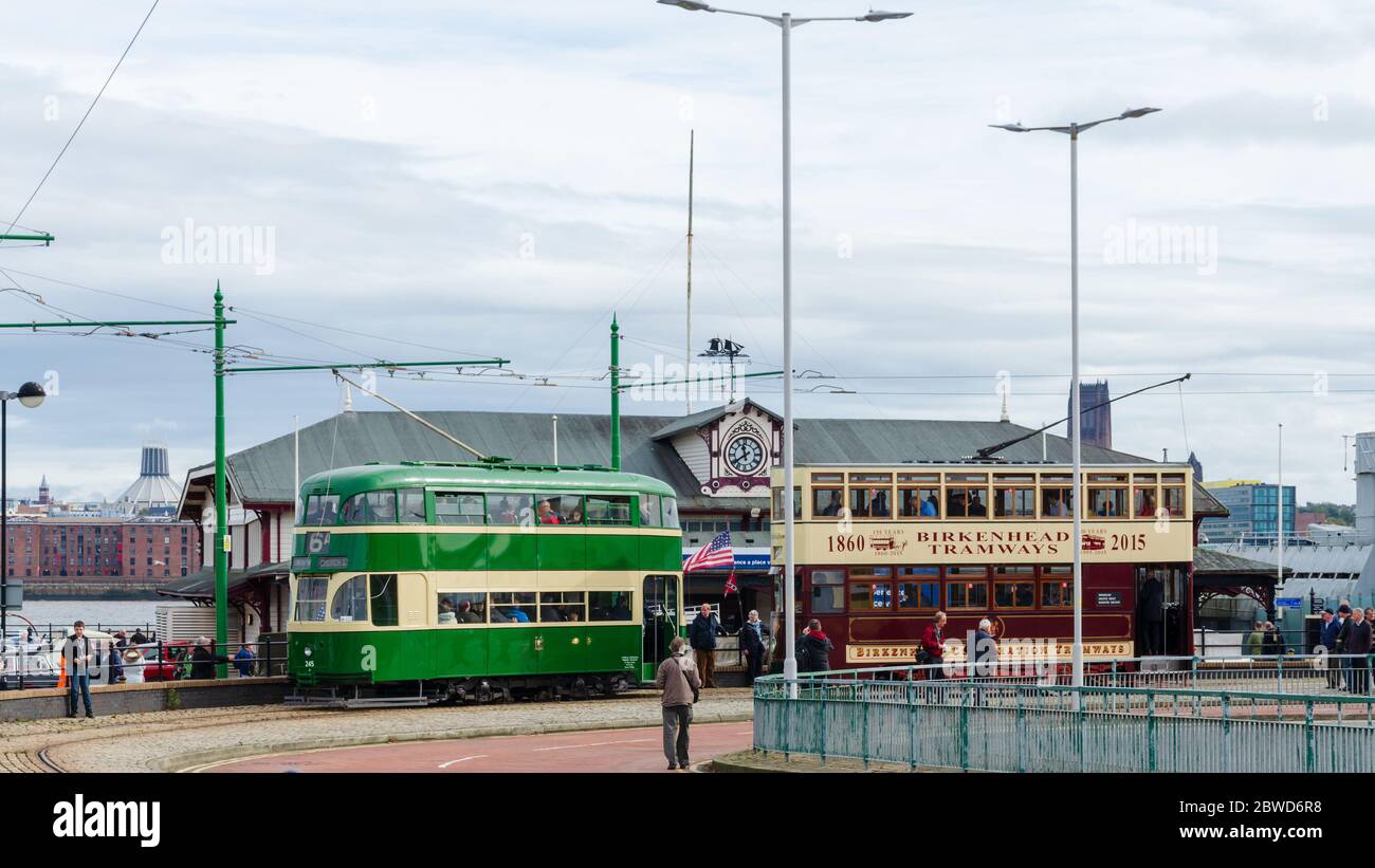 Birkenhead, Royaume-Uni: 1 octobre 2017: Personnes profitant de 2 des trams historiques restaurés qui sont exploités sur le tramway du patrimoine par la Muse de transport Wirral Banque D'Images