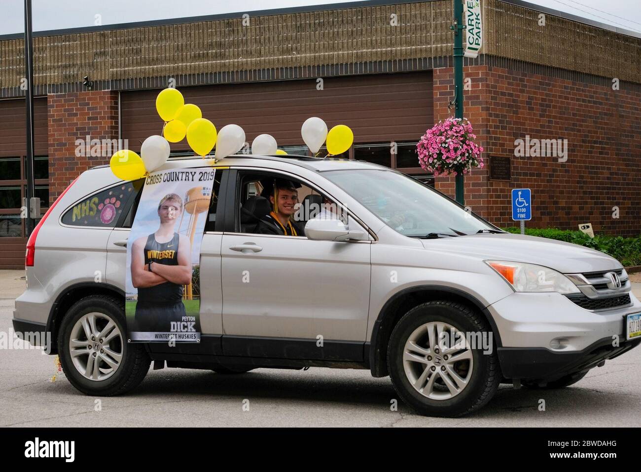 Winterset, Iowa, États-Unis. 31 mai 2020. Les aînés de la classe 2020 de l'école secondaire Winterset participent à une cérémonie de remise des diplômes le 31 mai 2020. Les diplômés et leurs familles ont reçu deux véhicules chacun et ont reçu des blocs de temps par ordre alphabétique. Après avoir parcouru une rue fermée, les aînés ont marché jusqu'aux marches du palais de justice du comté de Madison pour recevoir la reconnaissance et leur diplôme des responsables scolaires. Les écoles Winterset ont indiqué que 146 élèves étaient admissibles à un diplôme. Crédit : Fritz Nordengren/ZUMA Wire/Alay Live News Banque D'Images