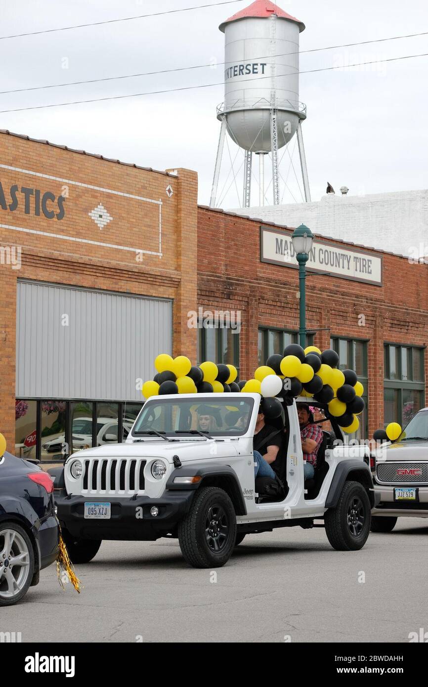 Winterset, Iowa, États-Unis. 31 mai 2020. Les aînés de la classe 2020 de l'école secondaire Winterset participent à une cérémonie de remise des diplômes le 31 mai 2020. Les diplômés et leurs familles ont reçu deux véhicules chacun et ont reçu des blocs de temps par ordre alphabétique. Après avoir parcouru une rue fermée, les aînés ont marché jusqu'aux marches du palais de justice du comté de Madison pour recevoir la reconnaissance et leur diplôme des responsables scolaires. Les écoles Winterset ont indiqué que 146 élèves étaient admissibles à un diplôme. Crédit : Fritz Nordengren/ZUMA Wire/Alay Live News Banque D'Images