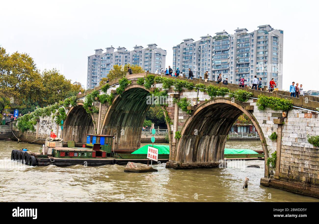 L'un des nombreux ponts sur le Grand Canal à Hangzhou, en Chine. C'est le plus long canal ou rivière artificielle du monde et une destination touristique célèbre Banque D'Images