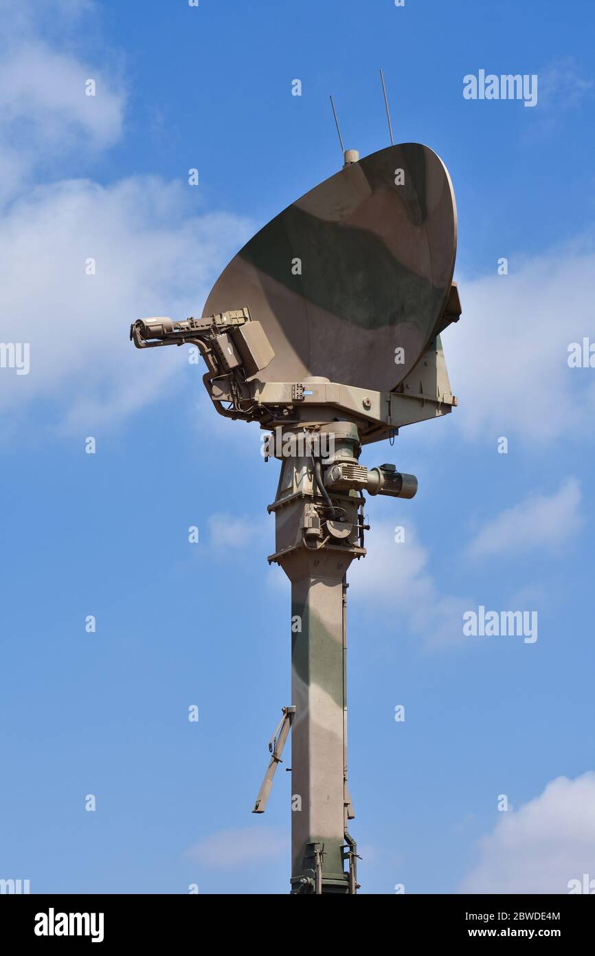Tour d'antenne de radar militaire déployé verticalement Banque D'Images