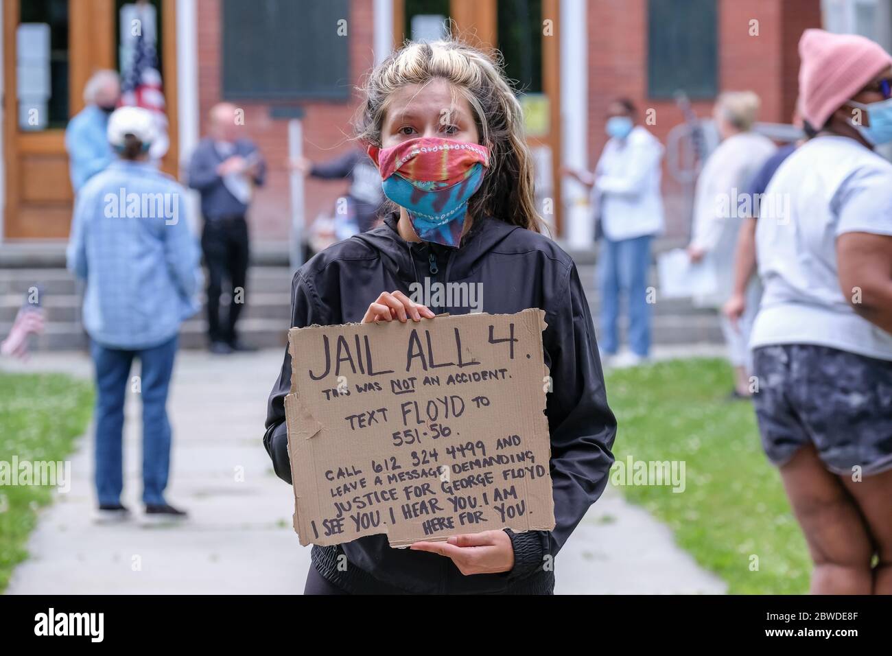 Une jeune femme tient une affiche portant la mention « Jail All 4 » lors d'une veillée pour George Floyd en Pennsylvanie. Derek Chauvin, policier blanc, s'est ét sur le cou de George Floyd, ce qui a conduit à sa mort lors d'une arrestation dans la ville américaine de Minneapolis le 25 mai. Banque D'Images